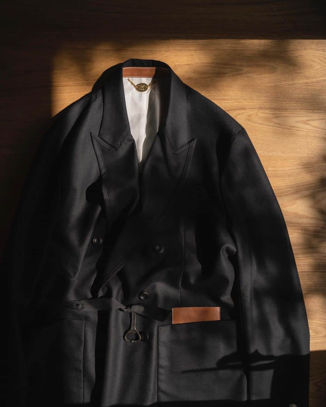 のインスタグラム：「ㅤㅤㅤㅤㅤㅤㅤㅤㅤㅤㅤㅤㅤ SUNSEA  N.M Thickened Double-Breasted Jacket  毎シーズンいいのはわかってるけど、過去一なThickened。肌触りにドレープ、着心地のいい最高の生地。これはセットアップでいってしまった…🙄 栓抜きもイカしてますね〜 ㅤㅤㅤㅤㅤㅤㅤㅤㅤㅤㅤㅤㅤ #sunsea」