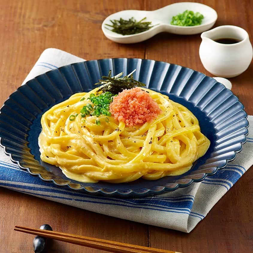 のインスタグラム：「【クリーミー明太カルボうどん】 . 人気料理研究家　#山本ゆりさん（@yamamoto0507）考案！ レンチンして和えるだけ！絶品パスタ風うどん。 ＝＝＝＝＝﻿ レシピを作って参加できる #ラクうま冷凍うどん キャンペーンを実施中！ 詳しくはホーム画面から「キャンペーン」ハイライトをご覧ください。 ＝＝＝＝＝﻿ . ▼材料（1人分） ❁冷凍「さぬきうどん」：１玉 ❁明太子（ほぐす）：1/2腹 ［A］ ❁卵黄：1個分 ❁粉チーズ：大さじ1 ❁マヨネーズ：大さじ1 ❁牛乳：大さじ1 ❁顆粒コンソメ（または顆粒だし）：小さじ1 ❁にんにく（すりおろし）：小さじ1／2 ❁レモン汁（お好みで）：少々 ［お好みで適量］ ❁粗びき黒こしょう ❁刻みのり ❁青ねぎ（小口切り） ❁めんつゆ . ▼下準備 ・冷凍「さぬきうどん」はレンジで加熱する . ▼作り方 ①器に［A］をあわせる . ②うどんを熱いうちに①に加え和える . ③②に明太子をのせ、黒こしょうをかける。 お好みで青ねぎをちらして刻みのりを添え、めんつゆをかけて召し上がれ . #うどん #udon #冷凍うどん #さぬきうどん #うどん部 #うどん好き #レシピ #おうちごはん #おうちランチ #お昼ごはん #簡単レシピ #時短料理 #簡単ごはん #家庭料理 #アレンジレシピ #クリーミー明太カルボうどん  #デリスタグラム #foodstagram #今日のごはん #TableMark #テーブルマーク」