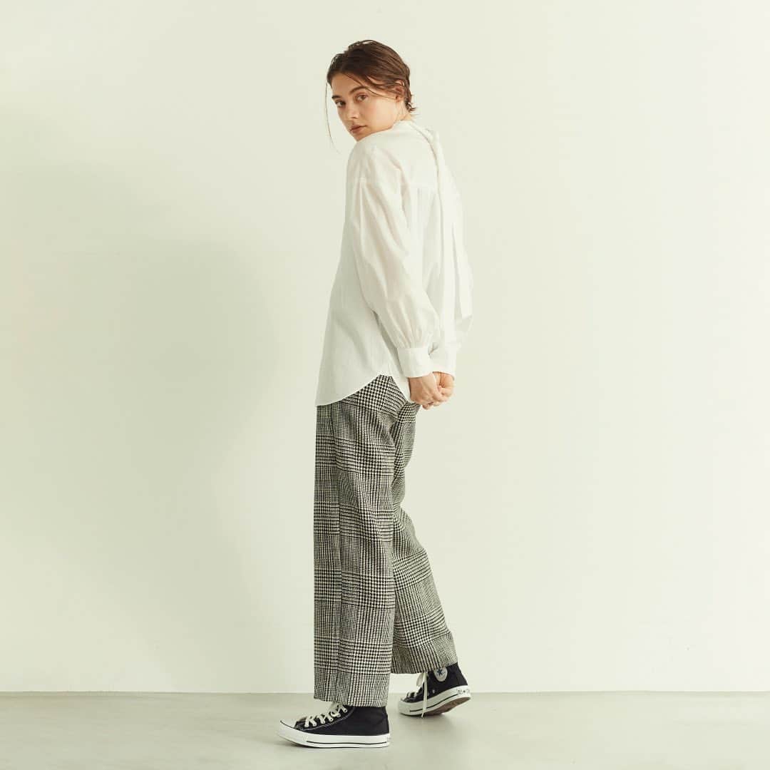 のインスタグラム：「． ． 【スタイリスト金子綾が選ぶYANUKの秋服】  秋の気分満載のチェック柄をいち早くボトムスで取り入れながら、軽やかなドレスシャツと合わせてグッドガールな装いに✨ ． ． #yanuk#ootd#outfit#fashion#cordinate#instagood#love#like #simple #style#denim#style#jacket#ヤヌーク#デニム#シンプル #カジュアルコーデ#大人カジュアル#アウター#セットアップコーデ#ジーパン#ジーンズ#デニムコーデ#シンプル#ストレート#トレンド#ファッション#今日のコーデ#ダウン#ヤヌークスナップ#秋コーデ#秋カラー」