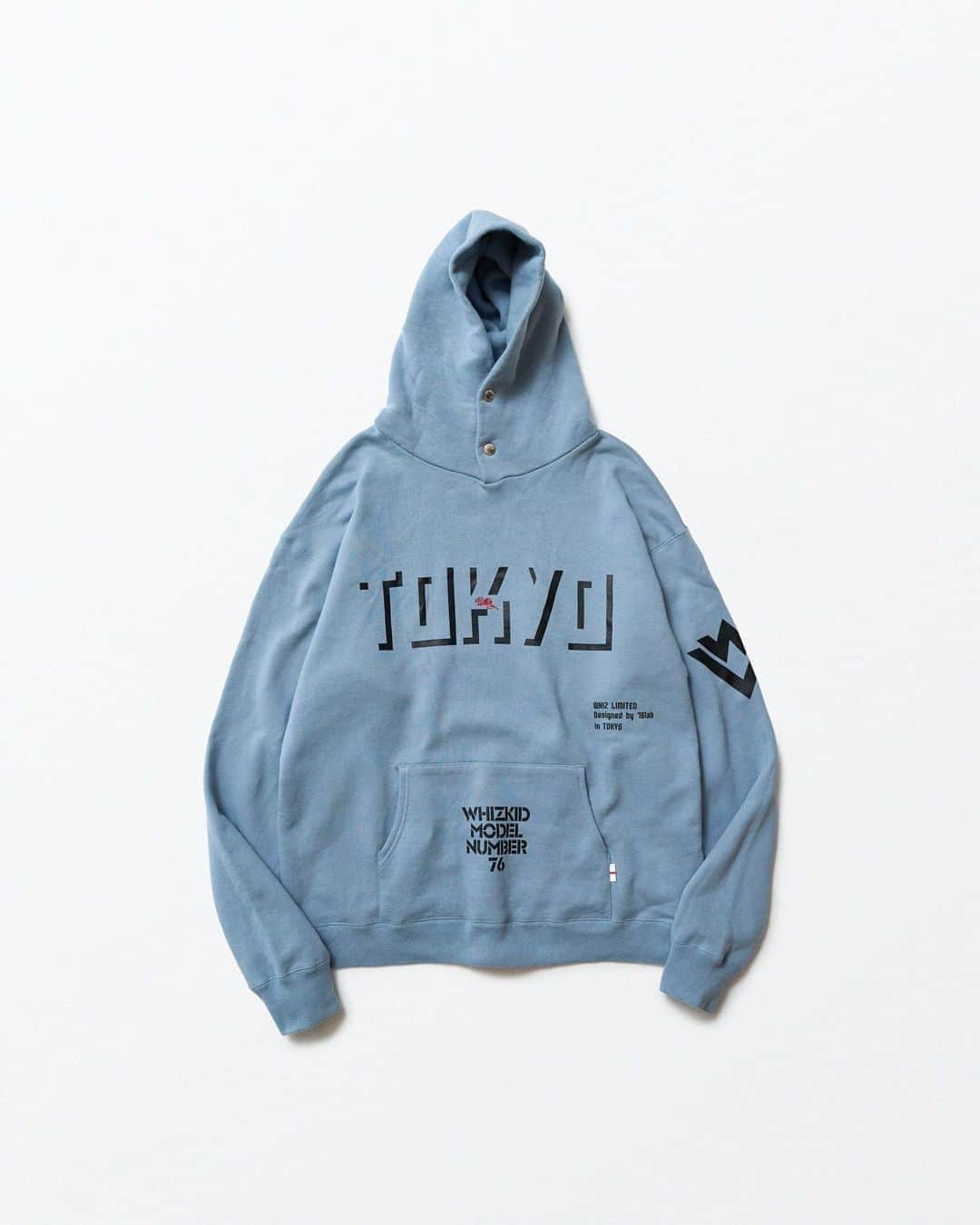 のインスタグラム：「TOKYO HOODIE フロント3箇所にプリントとTOKYOの刺繍。 左袖にもロゴプリント。 フードには２つのスナップボタンがあり、開閉によってシルエットに変化をつけることができます。  #whiz #whizlimited #whizlimited20th #hoodie #tokyostreet #whiztokyo #harajuku #tokyo」