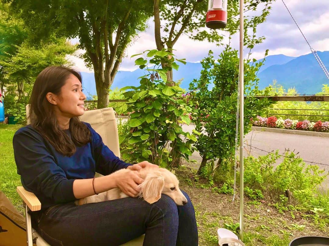 小林由未子さんのインスタグラム写真 - (小林由未子Instagram)「.  もう寒くなっちゃったから しっかり防寒しなきゃな🔥  #キャンプ女子 #犬とキャンプ #犬用の椅子を買っても #必ず膝の上にのってくる」10月16日 12時19分 - _yumikobayashi_