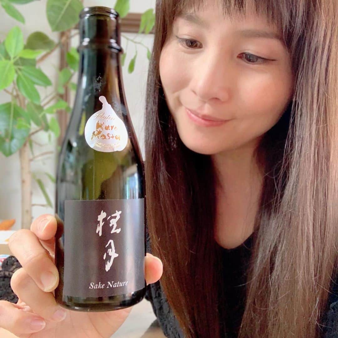 前田阿希子さんのインスタグラム写真 - (前田阿希子Instagram)「高知の土佐酒造さんの 『桂月』を頂きましたよ〜😍  まずスパークリングの『好』（Hao）から🥂 スパークリング日本酒でシャンパンくらいのガス感が爽やか😍香りは瓜のように爽やかなのにクリーミーなコクを感じます。  次は『吟之夢　純米大吟醸40』 ほんのりメロンを思わせる甘味もありますがビールのような心地よいほろ苦さがあって、お肉と抜群😋  中でも1番気になる存在は 『桂月　Sake Nature』 酒蔵近くの棚田で契約農家さんが特別栽培した酒米『吟の夢』を使い、生酛で仕込んだ純米大吟醸だそうで、 鼻でかぐとスポンジケーキのようなやさしく甘い香り… 飲んでみるとほんのり塩気を感じるミネラル感に熟したウリのような甘味、ヒノキのような清涼感。 だんだん温度が上がるごとに乳製品のようなミルキーさも出てきて、とても奥行きのある味わいです。  そんなお酒はいけません… 何口も飲みたくなってあっという間に消えていました🤣 クリームチーズやマッシュルーム、和牛と抜群で…  あー、幸せでしたっ😍  #桂月 #土佐酒造株式会社 #好　 #吟之夢純米大吟醸40 #SakeNature #keigetsu  #japanesesake #sake  #sakestagram  #akikomaeda #最後はおまけ #頂いた手拭いをかぶる双子たち #最年少の蔵人さんなのかい？🤣」10月16日 12時19分 - akiko_1206