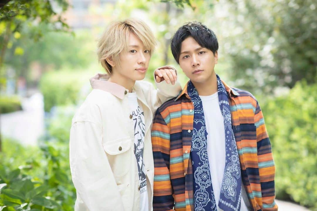 SHOYA【ANFiNY】のインスタグラム：「﻿ ビクターエンタテインメントからメジャーデビューが決定しました！﻿ ﻿ 発売日は11月25日(水)﻿ ﻿ なんとアルバムです🎉﻿ ﻿ タイトルは「僕らの夢」です！﻿ ﻿ 実はファンのみんなには2月にメジャーデビュー﻿ を報告させていただいていましたが、新型ウイルスの影響で予定よりリリースが遅れてしまいました。﻿ ﻿ 楽しみに待ってくれていたみんなにやっと報告ができて今は嬉しい気持ちでいっぱいです😊﻿ ﻿ 結成して2年。﻿ ﻿ 半分以上の日々を路上ライブに費やして二度の全国ツアーや映画主題歌、インディーズでは経験できない事を沢山経験させていただきました。﻿ ﻿ ここからはメジャーというステージで更に高みを目指して、ファンのみんなと最高の景色を見続けていきたいです^ ^﻿ ﻿ そして個人的な話でいうと﻿ ﻿ 19歳でメジャーデビューを夢見て上京し7年経って26歳でやっと夢を叶えました。﻿ ﻿ 支えてくれた家族、友人、関係者の皆様、そしてFANFiNYに感謝したいと思います。﻿ ﻿ 今ではもっともっと高いところに違う夢があります。﻿ ﻿ 一歩ずつ、一歩ずつ努力してその先でまた「夢を叶えます」﻿ ﻿ これからもANFiNYをよろしくお願い致します。﻿ ﻿ そして本日20時からビクターエンタテインメント公式アカウントよりLINE LIVEがあります！﻿ ﻿ リリース情報の詳細などオフィシャルアカウントをチェックしてみてね^ ^﻿ ﻿ ﻿ SHOYA﻿ ﻿ @anfiny_official  ﻿ #ANFiNY」