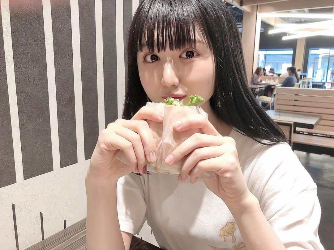 長谷川里桃のインスタグラム：「▫︎▫︎▫︎ . . . 幸。😇 . . . . . #shakeshack #ハンバーガー #チーズポテト  #カフェ巡り #アウトレット #ビターショコラカラー #暗髪 #黒髪女子 #ぱっつん女子 #ミディアムヘア #髪質改善 #ブラウンネイル #イエベ春  #彼女とデートなうに使っていいよ ←最近多用ぎみ。笑」