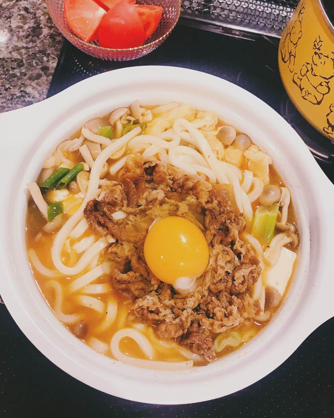 諏訪彩花のインスタグラム：「きょうも、ほんのすこしがんばりますか🍀#うどんだいすき#キムチ鍋のスープ#ネギ#しめじ#油揚げ#もやし#豆腐#卵#コンビニの牛すき」
