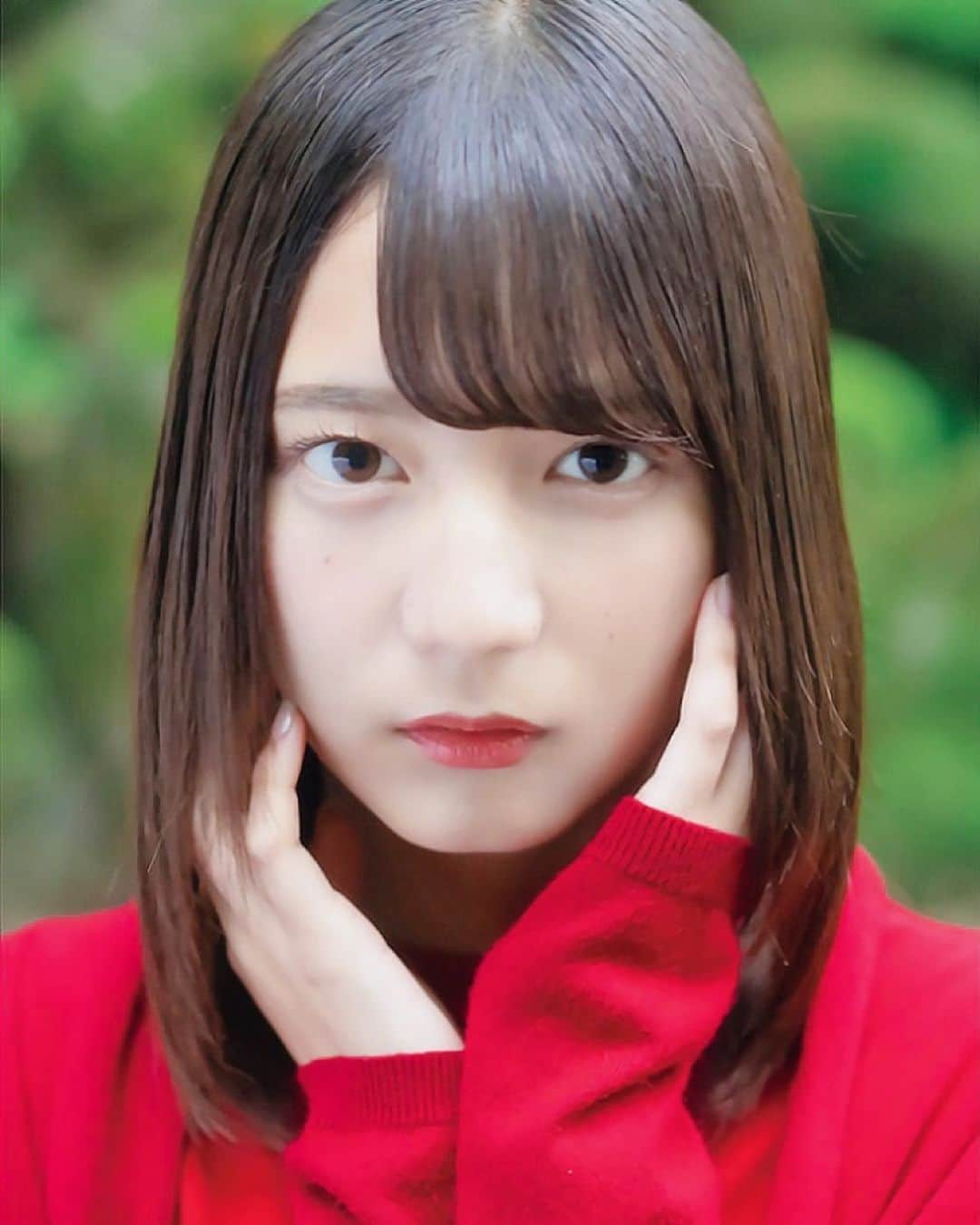 小坂菜緒ファンページのインスタグラム：「☀️ 赤のセーターがとても似合ってる☺️  #日向坂46 #小坂菜緒 #こさかな #hinatazaka46 #follow #Instagood #japan」