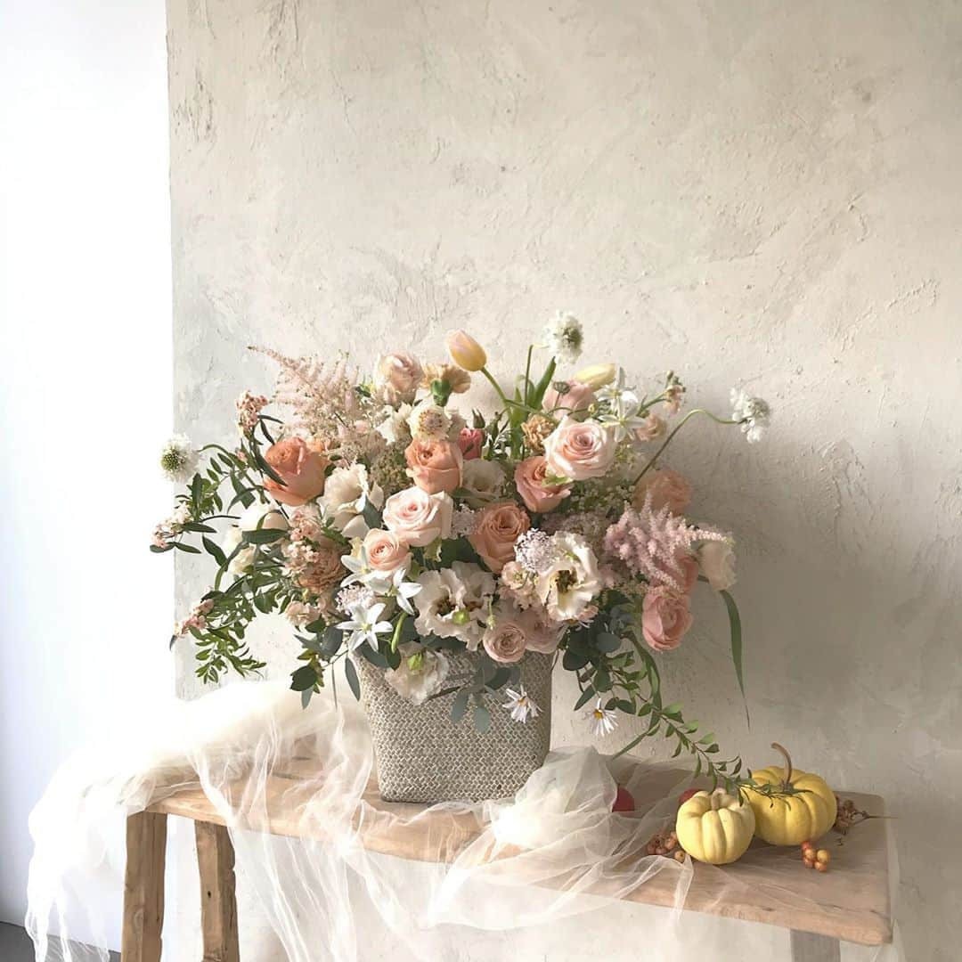 플로리스트 이주연 florist Lee Ju Yeonさんのインスタグラム写真 - (플로리스트 이주연 florist Lee Ju YeonInstagram)「. . 예비 시어머님을 위한 꽃바구니 1:1원데이 클래스 🤍 . #꽃바구니 #바네스꽃바구니 #대형꽃바구니 订花 WeChat ID vaness_flower 페이팔 결제 가능  클래스상시모집 당일꽃주문가능 . #수업문의 #주문예약 #lesson #Order  Katalk ID vaness52 WeChat ID vaness_flower E-mail vanessflower@naver.com . 서초구 양재천로 123 5층 📞02-545-6813 . #vanessflower #florist #flowershop #handtied #flowerlesson #花束 #바네스플라워 #플로리스트 #꽃다발 #부케 #플로리스트학원 #플라워레슨 #양재동꽃집 #양재역꽃집 #꽃다발주문 #꽃수업 #꽃주문  #대관 #공간대여 #스튜디오대관 #자연광스튜디오 #자연광스튜디오대관 #스튜디오」10月16日 12時26分 - vanessflower