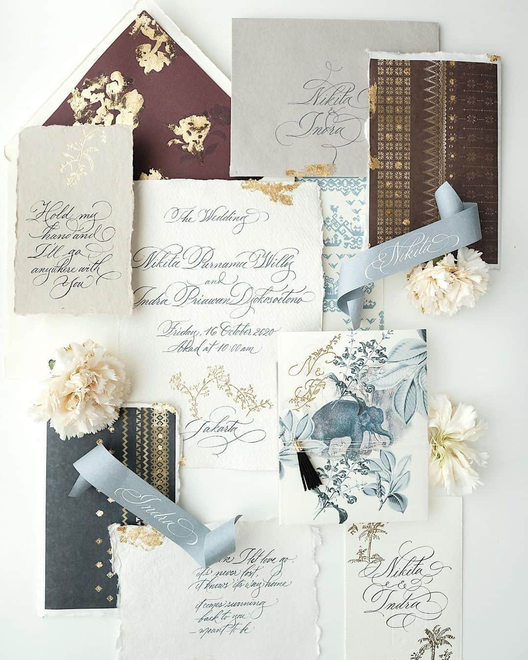のインスタグラム：「Nikita and Indra’s invitation. Each little details and pieces in this handmade styled shoot bundle captured the traditional Minang and Lampung elements in a modern interpretation — Congratulations @nikitawillyofficial94 and @indpriw ! —  #vhcalligraphy #truffypi #カリグラフィー #カリグラフィースタイリング #モダンカリグラフィー #calligraphystyling #カリグラフィーワークショップ #weddingstationery #moderncalligraphy #handmadepaper  #penmanship #ウェディング #ウェディングアイテム #カリグラファ #スタイリングワークショップ #スタイリング #prettypapers #weddingsuite #styledshootbundle #nikitawilly」