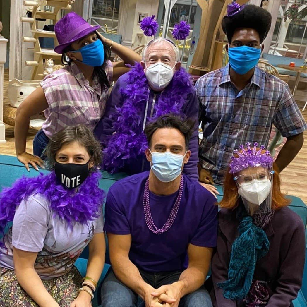 メイム・ビアリクさんのインスタグラム写真 - (メイム・ビアリクInstagram)「The #CallMeKat cast wore purple today in solidarity for ⁦‪@glaad’s‬⁩ #SpiritDay! We encourage you all to join us and take a stand against anti-LGBTQ+ bullying. 💜🌈 glaad.org/spiritday」10月16日 12時28分 - missmayim