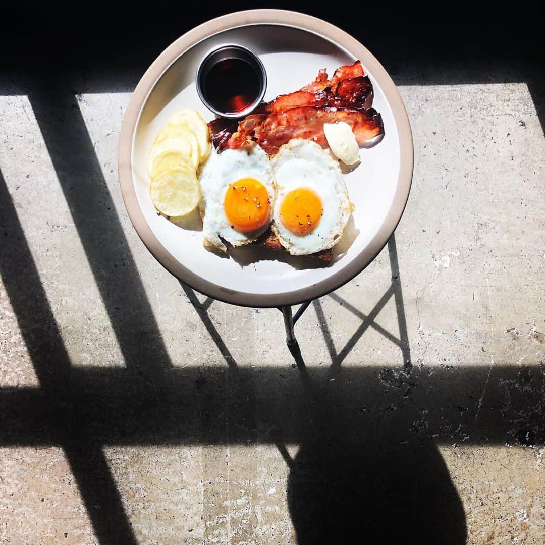 橋本塁さんのインスタグラム写真 - (橋本塁Instagram)「仙台の朝食はもちろん世界一美味しい朝食が食べれるHEY(welcome)へ！mapleは相変わらずの超絶美味しさでした！そしてSTINGRAY10周年の仙台コラボはwelcomeとのロンTEE！Y君とOT君と3人で着用♬めちゃくちゃカッコいいので是非ゲットをば！ #welcome #hey #仙台グルメ #仙台 #仙台朝食 #朝食 #breakfast #ロンtee #longsleeve」10月16日 12時28分 - ruihashimoto