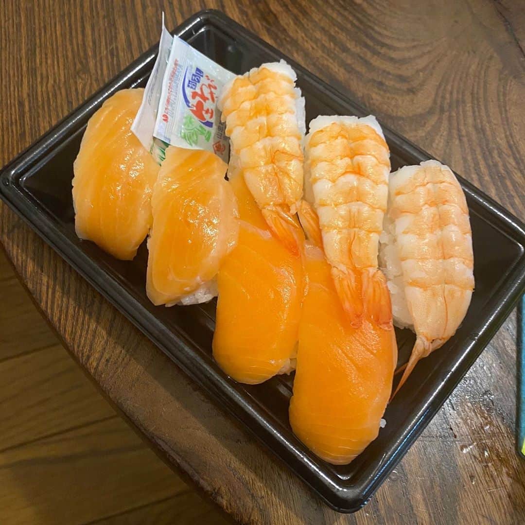 金巻ともこさんのインスタグラム写真 - (金巻ともこInstagram)「コンビニで売ってるこのお寿司セットが割と好きです🍣 しかしこれ食べるとロンドンでたわむれに買ったテイクアウト寿司はなぜあんなにまずくできたのだろうかと思い返してしまう。 #sushi #コンビニ寿司 #おうちごはん金巻」10月16日 12時36分 - tomotomoco