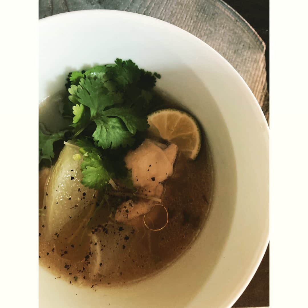 journaleatripのインスタグラム：「arrowroot  とろみが美味しい気温　 じんわり身体が温まった所で カボスをギュとしたら まだ冬ではないんだ。 と思い今度は気分が落ち着く。  #冬瓜#塩麹手羽元#生姜#八角 #みそたまり」