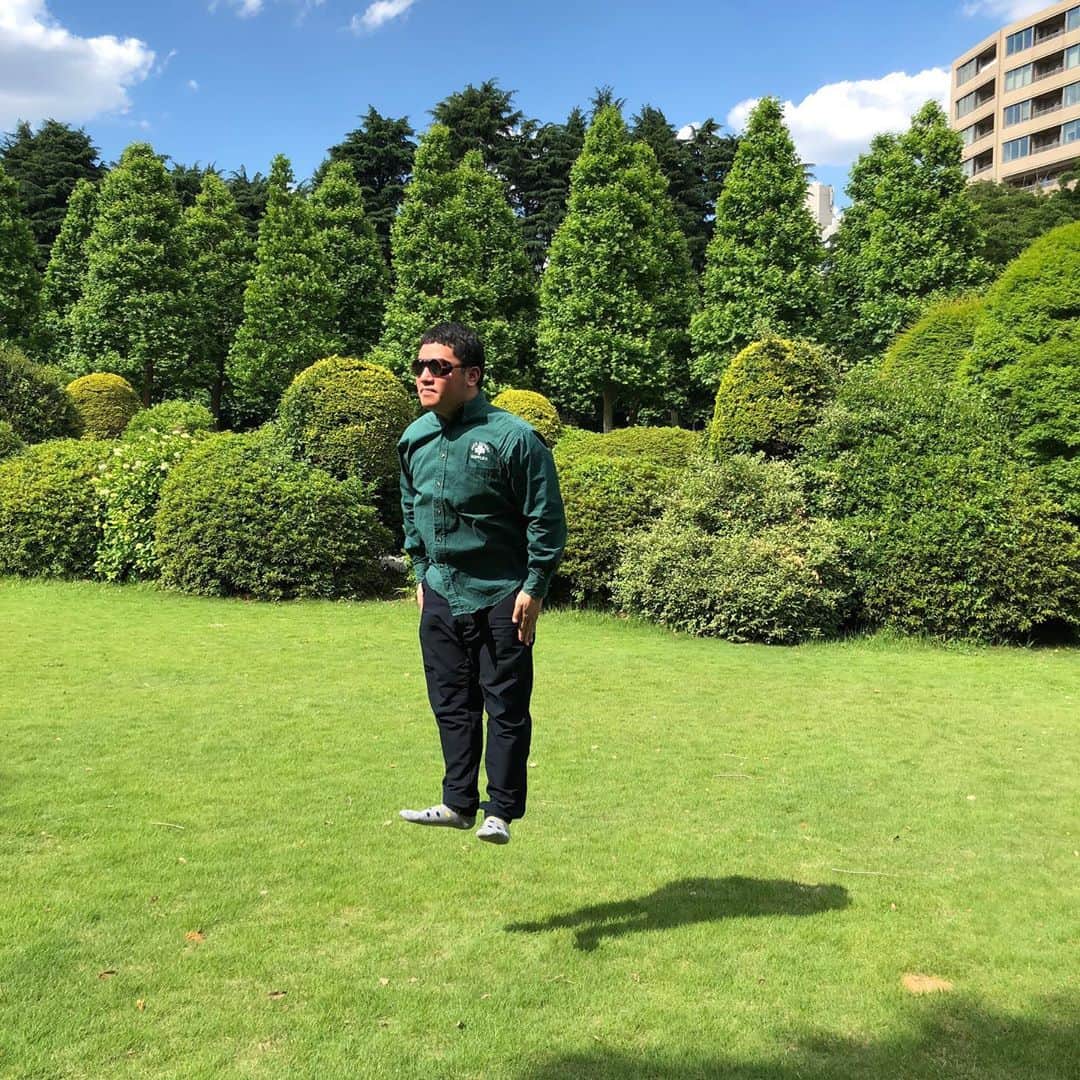 のインスタグラム：「「とにかく何でも一緒に考える」  を始めてみようと思います! メールの返信や謝り方、何かの企画やネタ作りなどとにかく何でも一緒に頑張って考えます！  少しでもアイデアのタネになれば！  1時間2千円と新宿からの交通費だけお願いします!  ご依頼はメッセンジャーでお願いいたします！ ちなみに勉強系は破茶滅茶に出来ません！ほんとすみません！  リモートでも大丈夫ですが、基本的には直接お会いして一緒に考える方が良い気がしています！ #沖縄　#お笑い #芸人 #与座よしあき #ヨジャモキャン」