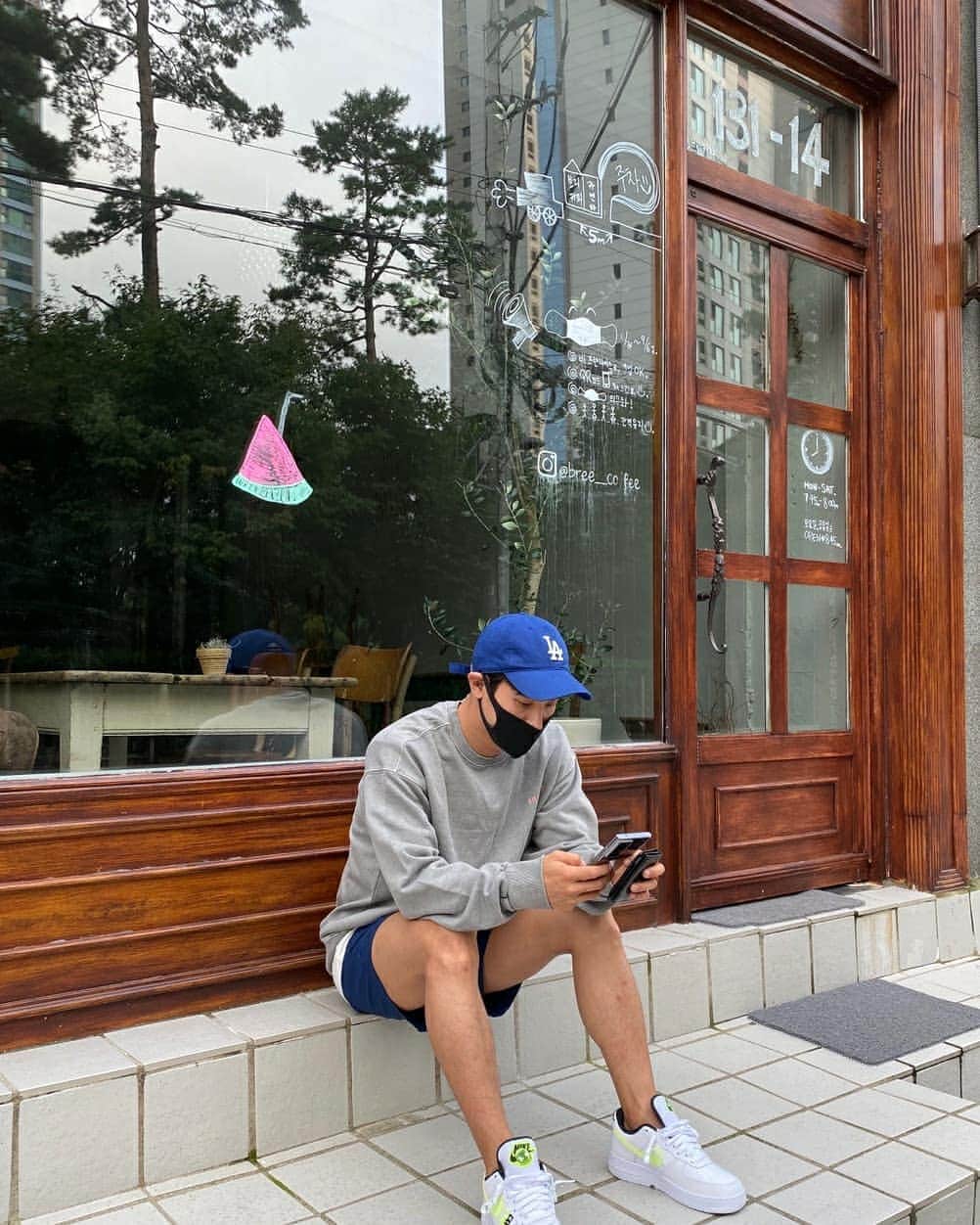 Lee Si-gangのインスタグラム：「💙   오늘은  결방 한다고...  보고싶어도 조금만참기. 💙  韓国はかなり寒くなりました。日本はどうですか？」