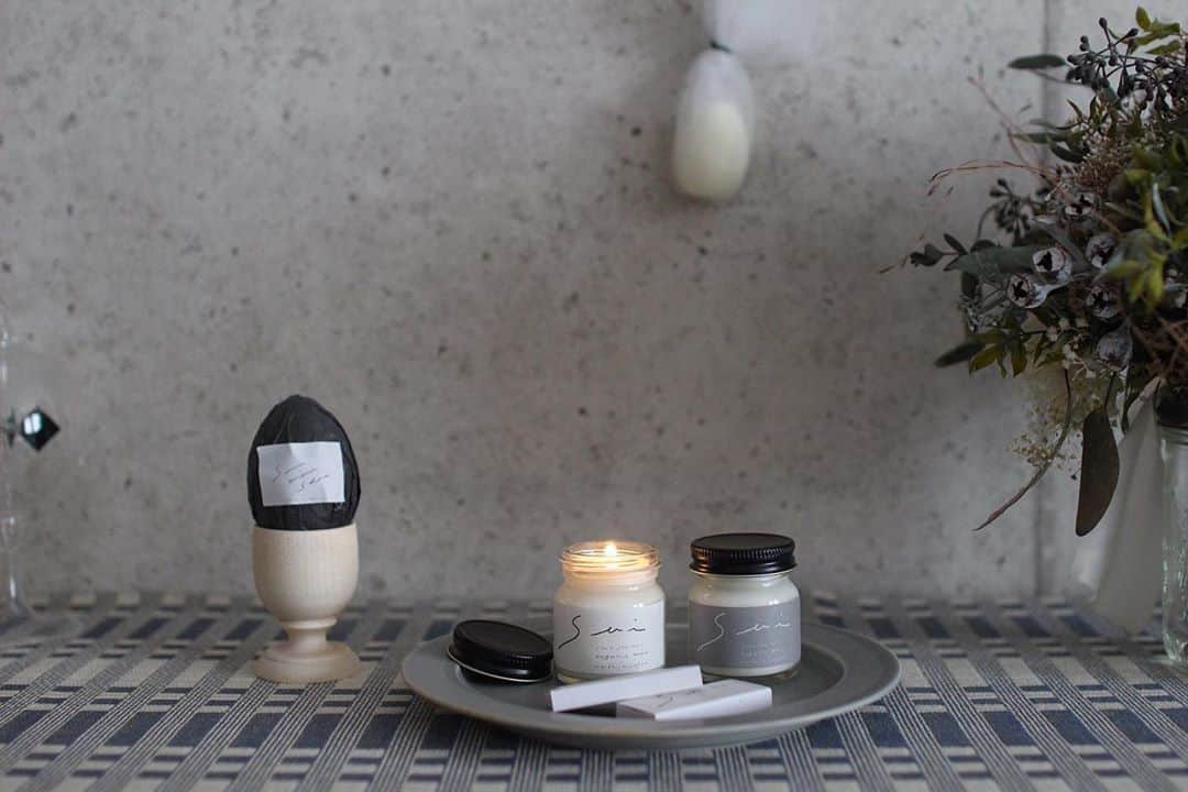 ogapiiiiiのインスタグラム：「ずっと再販を心待ちにしていた、念願の @_____sui____ ちゃんのaroma  candleが我が家に届きました🕯✨✨﻿ ﻿  candleの入っている箱からすでにいい香りがしていて、開けるとさらに家の中が癒しの香りに包まれてうっとり🥺💕﻿ ﻿ 包装もひとつひとつ丁寧でかわいくて、開けるのがもったいなかったです😂💨﻿ ﻿ わたしも旦那さんも candle大好きなのでさっそく部屋に飾り、egg sachetは玄関にぶら下げてみました✨✨﻿ ﻿ いい香りで心身共にリラックスできそうです😌🌿﻿ ありがとねー☺️❤️❤️﻿  あおちゃんの作り出す世界、ほんと大好きだなぁ✨✨ いつかイベントにも行きたいです🕯  #日々 #暮らし #lifestyle #日々の暮らし #ライフスタイル #onmytable #onthetable  #dailypic  #dailyphoto  #イイホシユミコ #candle #aromacandle #soycandle #キャンドル #アロマキャンドル #癒し #癒し時間 #リフレッシュ #リラックス #suiaromashop #キャンドルのある暮らし #インテリア #暮らしを楽しむ #暮らしの道具 #organiccandles #soycandles #handmade #handmadecandles #aromacandles」