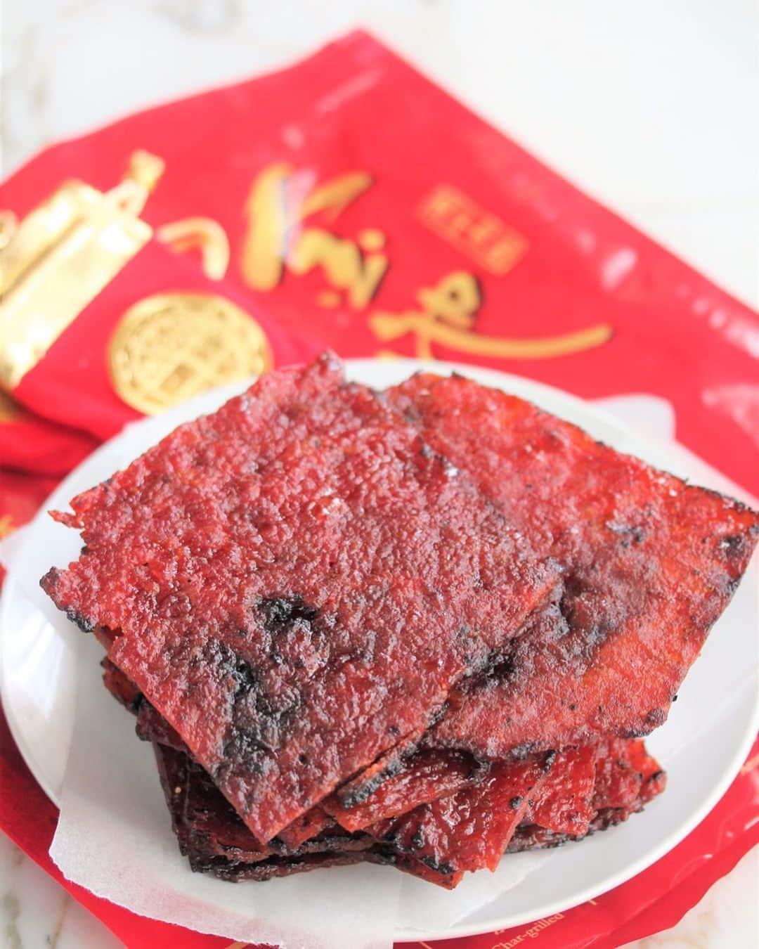 Li Tian の雑貨屋さんのインスタグラム写真 - (Li Tian の雑貨屋Instagram)「Why wait for CNY to indulge in Bak Kwa when u can get them anytime from @kimtee.sg 🐷   While some have switched to electrical ovens, this long-time bak kwa maker has been making our favourite snack using charcoal stoves and ovens to preserve the traditional smoky sweet flavour  The bak kwa is thinner than most but very tender and easy to chew on. Happy to know that no meat tenderisers or preservatives are used 👏🏻👏🏻  Check out their retail outlets via the website or shop online and enjoy free delivery for orders above $60!   • • #singapore #snacks #igersjp #yummy #love #sgfood #foodporn #igsg #sgpromo  #instafood #gourmet #beautifulcuisines #sgblog #bonappetit #local  #musttry #sgdelivery #bakkwa #sgshop #jiaklocal #media #sgbloggers」10月16日 12時41分 - dairyandcream