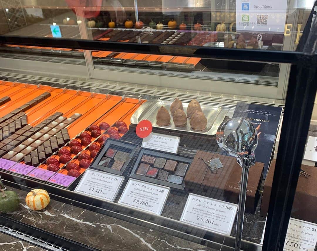 ERYさんのインスタグラム写真 - (ERYInstagram)「早速アンバサダー活動！！ ルショコラドゥアッシュの渋谷ヒカリエ店限定で昨日から300個限定で発売されるカカオブラウニー！ カカオ分73%のほろ苦ショコラとカカオ分55%のフルーティーなショコラを合わせた生地に食感も楽しいクルミも入った生地をベースに、 真ん中にはまろやかなガナッシュがサンドされています。 ガナッシュの水分もあり全体的にしっとりしていて、ショコラの味がしっかり味わえるので「生ブラウニー」というイメージ。 こんなにパサパサしないブラウニーは初めてかもしれません。  一番上のカカオポッドがプリントされたショコラも流石アッシュのミルクチョコレートというお味です。 更にブラウニー全体がそのカカオポッド型にカットされているので(動画参照)、パズルの様に外して楽しみながら食べる事も出来て楽しい！  数量限定で辻口シェフと若林シェフのサイン入り！ チョコレート好きには絶対食べていただきたいブラウニー、売り切れる前に是非。 税込1201円です！ #幸せの味 #lechocolatdeh  #ルショコラドゥアッシュ  #渋谷ヒカリエ #カカオブラウニー #cacaobrownie  #限定300個 #5枚目からは店頭の様子 #10枚目はブラウニーと関係なく #私が好きなボンボン #自分用に購入 #日常のご褒美」10月16日 12時42分 - bass_ery