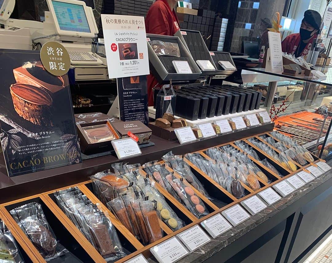 ERYさんのインスタグラム写真 - (ERYInstagram)「早速アンバサダー活動！！ ルショコラドゥアッシュの渋谷ヒカリエ店限定で昨日から300個限定で発売されるカカオブラウニー！ カカオ分73%のほろ苦ショコラとカカオ分55%のフルーティーなショコラを合わせた生地に食感も楽しいクルミも入った生地をベースに、 真ん中にはまろやかなガナッシュがサンドされています。 ガナッシュの水分もあり全体的にしっとりしていて、ショコラの味がしっかり味わえるので「生ブラウニー」というイメージ。 こんなにパサパサしないブラウニーは初めてかもしれません。  一番上のカカオポッドがプリントされたショコラも流石アッシュのミルクチョコレートというお味です。 更にブラウニー全体がそのカカオポッド型にカットされているので(動画参照)、パズルの様に外して楽しみながら食べる事も出来て楽しい！  数量限定で辻口シェフと若林シェフのサイン入り！ チョコレート好きには絶対食べていただきたいブラウニー、売り切れる前に是非。 税込1201円です！ #幸せの味 #lechocolatdeh  #ルショコラドゥアッシュ  #渋谷ヒカリエ #カカオブラウニー #cacaobrownie  #限定300個 #5枚目からは店頭の様子 #10枚目はブラウニーと関係なく #私が好きなボンボン #自分用に購入 #日常のご褒美」10月16日 12時42分 - bass_ery