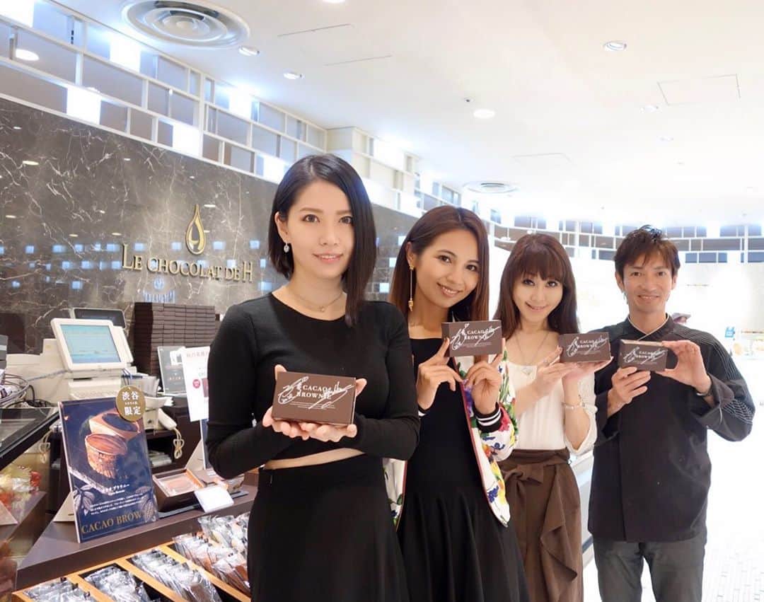 のインスタグラム：「早速アンバサダー活動！！ ルショコラドゥアッシュの渋谷ヒカリエ店限定で昨日から300個限定で発売されるカカオブラウニー！ カカオ分73%のほろ苦ショコラとカカオ分55%のフルーティーなショコラを合わせた生地に食感も楽しいクルミも入った生地をベースに、 真ん中にはまろやかなガナッシュがサンドされています。 ガナッシュの水分もあり全体的にしっとりしていて、ショコラの味がしっかり味わえるので「生ブラウニー」というイメージ。 こんなにパサパサしないブラウニーは初めてかもしれません。  一番上のカカオポッドがプリントされたショコラも流石アッシュのミルクチョコレートというお味です。 更にブラウニー全体がそのカカオポッド型にカットされているので(動画参照)、パズルの様に外して楽しみながら食べる事も出来て楽しい！  数量限定で辻口シェフと若林シェフのサイン入り！ チョコレート好きには絶対食べていただきたいブラウニー、売り切れる前に是非。 税込1201円です！ #幸せの味 #lechocolatdeh  #ルショコラドゥアッシュ  #渋谷ヒカリエ #カカオブラウニー #cacaobrownie  #限定300個 #5枚目からは店頭の様子 #10枚目はブラウニーと関係なく #私が好きなボンボン #自分用に購入 #日常のご褒美」