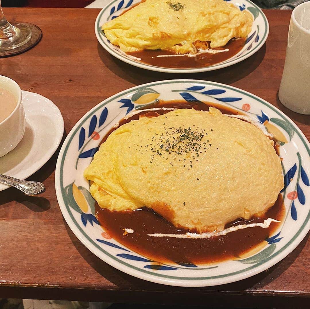 かほこ。さんのインスタグラム写真 - (かほこ。Instagram)「ㅤㅤㅤㅤㅤㅤㅤㅤㅤㅤㅤㅤㅤ ㅤㅤㅤㅤㅤㅤㅤㅤㅤㅤㅤㅤㅤ 行きたい喫茶店が臨時休業で ふらふらして見つけた喫茶店。 ㅤㅤㅤㅤㅤㅤㅤㅤㅤㅤㅤㅤㅤ ボリュームたっぷりのオムライス とってもおいしかった！ ㅤㅤㅤㅤㅤㅤㅤㅤㅤㅤㅤㅤㅤ モンブラン食べたかったけど お喋りに夢中で忘れてたので また行きたい🌰💕 ㅤㅤㅤㅤㅤㅤㅤㅤㅤㅤㅤㅤㅤ パフェが有名なお店なんかな？ ㅤㅤㅤㅤㅤㅤㅤㅤㅤㅤㅤㅤㅤ #喫茶西武 #オムライス」10月16日 12時43分 - xxokohakxx