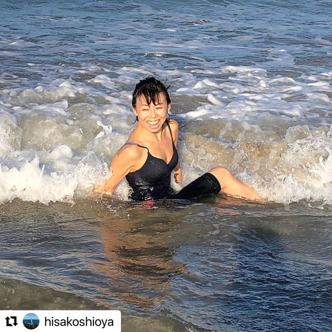 ヒデトレのインスタグラム：「若返り〜💓😆✨✨  ありがとうございます🙏🏻  益々磨きかけていきましょ🌈  #Repost @hisakoshioya with @make_repost ・・・ #地球とつながる  #海で遊ぶ  #ヒデトレ   伊勢神宮でつたないながら、祝詞奏上をしてからの 海で背骨を動かす^ ^ その後で、鼻や口のメンテナンスをすると、バシッと身体が変わります。 簡単に言えば 若返ってキレイになっちゃう^ ^ 身体を巡らせる努力^ ^ 自分の細胞が喜ぶ行動❤️ ヒデトレさんに教えて貰いました。  ヒデさんありがとうございます😊」