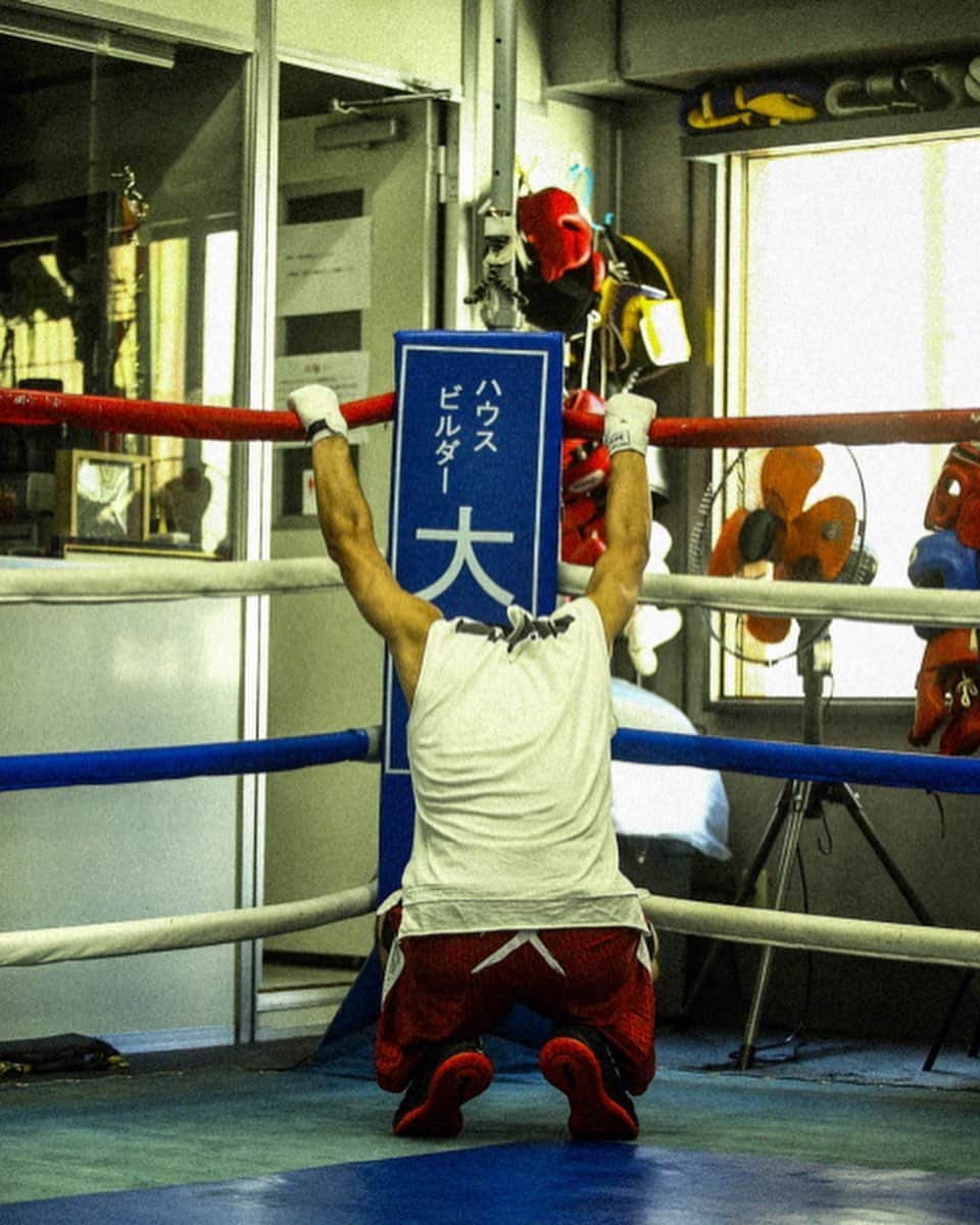 尚玄さんのインスタグラム写真 - (尚玄Instagram)「早朝のトレーニングを終え、羽田空港に向かう。今年の3月に無事に終えたはずの映画『Gensan Punch #義足のボクサー』の追撮のために沖縄、そして福岡へ渡る。この半年間、消えてしまわないように静かに灯し続けてきた心の灯をようやく再燃させる時が来た。  Flying back to Okinawa to fill in the missing piece of our story “#GensanPunch” directed by #BrillanteMendoza.   Photo by Kenji Hayashi.  #Boxing #Film #Japan #Okinawa #Phillipines #Prosthetics #Paralympics  #ボクシング #映画 #日本 #沖縄 #フィリピン #義足 #ボクサー #パラリンピック」10月16日 12時46分 - shogenism