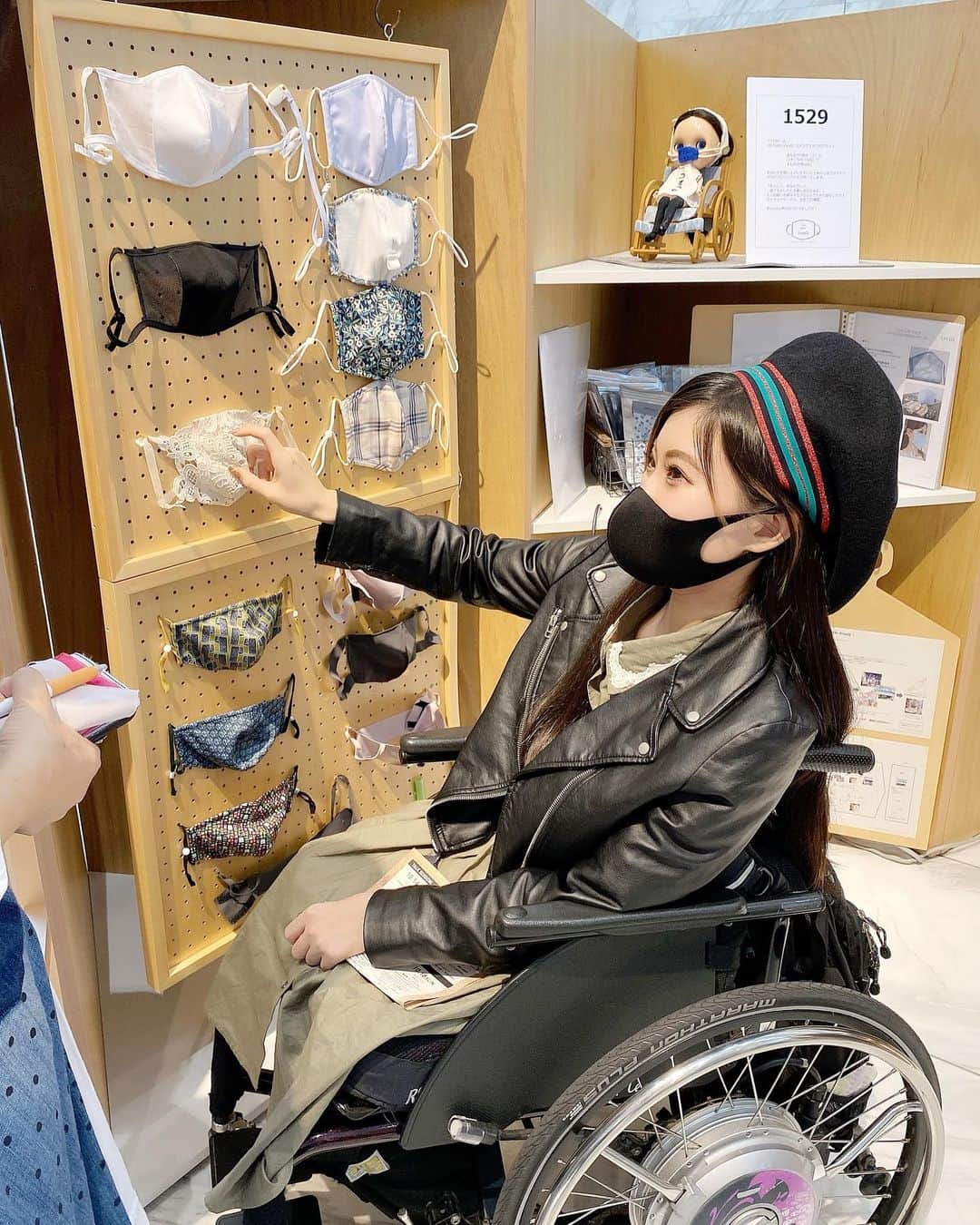 葦原海さんのインスタグラム写真 - (葦原海Instagram)「#tokyo  . . 10/18(日)までやっている 『246st.MARKET』に行ってきたよ👠🖤.  洋服に悩みを持ってる方に寄り添って お洒落に困りごとを解決する「コオフク塾」 の、知人から声がかかっていったら…  既製品の洋服を車椅子ユーザーや麻痺がある方にも着やすいように仕立てられた洋服も「いやいや、障害がある方だけじゃなくて、これは誰でも嬉しくなるデザインじゃん！」ってゆう商品もあって🥺✨.  洋服だけではなく、コスメやファッション雑貨など色んなブランドが展示/販売してるポップアップ型イベントで、ついつい予定より長く滞在しちゃった〜😂💗 . . 再利用や環境に優しい商品など 作り手の背景にある思い出を聞けてよかった☺️🌿.  ワークショップや配信もあるみたい！ よかったら是非チェックしてみて〜😌💕 @2_t_w_o_2  . . 《詳細》  👚日程：2020.10.14(水)-2020.10.18(日) 📍場所：ワールド北青山ビル 🕙時間：11時〜18時 ※最終日は17時まで 💰入場料：無料  コロナ感染症対策として アルコールと検温があったよ😷💡 . . . ちなみに、この日着ている洋服は 7枚目の画像にタグ付けしたよ🏷 . . . . . #サーキュレーションライフスタイル #246stmarket #コオフク #ワールド  #popupevent #omotesando #fashion」10月16日 12時56分 - myu_ashihara