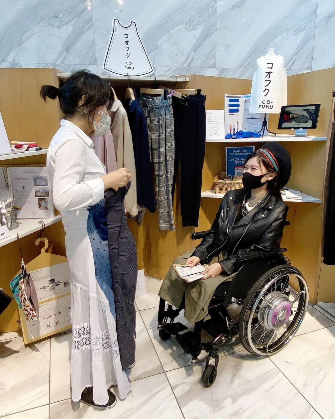 葦原海さんのインスタグラム写真 - (葦原海Instagram)「#tokyo  . . 10/18(日)までやっている 『246st.MARKET』に行ってきたよ👠🖤.  洋服に悩みを持ってる方に寄り添って お洒落に困りごとを解決する「コオフク塾」 の、知人から声がかかっていったら…  既製品の洋服を車椅子ユーザーや麻痺がある方にも着やすいように仕立てられた洋服も「いやいや、障害がある方だけじゃなくて、これは誰でも嬉しくなるデザインじゃん！」ってゆう商品もあって🥺✨.  洋服だけではなく、コスメやファッション雑貨など色んなブランドが展示/販売してるポップアップ型イベントで、ついつい予定より長く滞在しちゃった〜😂💗 . . 再利用や環境に優しい商品など 作り手の背景にある思い出を聞けてよかった☺️🌿.  ワークショップや配信もあるみたい！ よかったら是非チェックしてみて〜😌💕 @2_t_w_o_2  . . 《詳細》  👚日程：2020.10.14(水)-2020.10.18(日) 📍場所：ワールド北青山ビル 🕙時間：11時〜18時 ※最終日は17時まで 💰入場料：無料  コロナ感染症対策として アルコールと検温があったよ😷💡 . . . ちなみに、この日着ている洋服は 7枚目の画像にタグ付けしたよ🏷 . . . . . #サーキュレーションライフスタイル #246stmarket #コオフク #ワールド  #popupevent #omotesando #fashion」10月16日 12時56分 - myu_ashihara