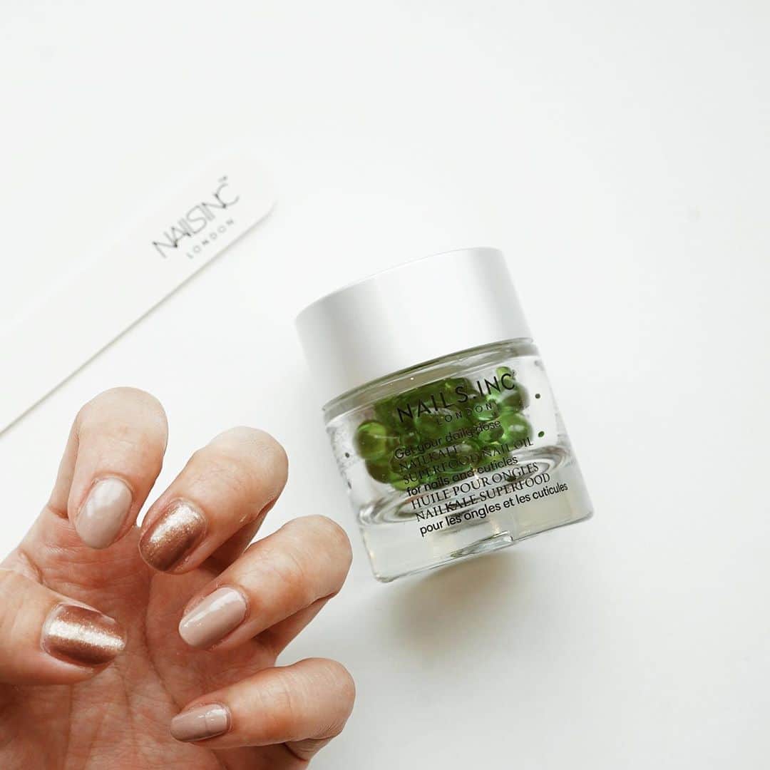 のインスタグラム：「﻿ ﻿ NAILS INC.﻿ 2020 Autumn Winter Collection ﻿ Press Preview﻿ ﻿ 日本上陸5周年おめでとうございます！✨﻿  @nailsinc.jp ﻿ ﻿ ﻿ もうすぐ発売のOIL.﻿ スーパーフードの恵みが一粒に閉じ込められ、1回使い切りタイプのカプセルオイル🌿﻿ リラックス効果のあるセロリのナチュラルな香り。﻿ ﻿ 最近、アルコールで手が荒れている方も多いので、お友達や大切な方へのちょっとしたプレゼントにも素敵だなぁ〜と🕊﻿ ﻿ 11月の新作は @beautifulpeople_officialsite とのコラボレーションキット！﻿ レザーのシボ感やマットな質感のNEW COLORとレザーミニポーチ付き🖤﻿ ﻿ 12月には“チョコの香りのNAIL”や、来年には73%天然由来成分で作られた爪に優しい“ヴィーガンネイルカラーデュオキット”も発売されるんだって。﻿ ﻿ ﻿ 手はセロリの香り〜、爪はチョコの香り〜な私の手🍫﻿ ﻿ ﻿ ‪#nailsinc #nail #beautifulpeople #omotesando #harajuku #ネイルズインク #ネイル #表参道 #原宿#하라주쿠 #新作発表会」