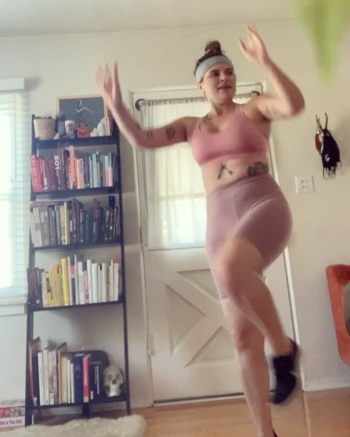 ベスト・コーストのインスタグラム：「not too long ago, a video like this of my full body on the internet would have sent me into a code red, ignore my phone for days and cry in bed meltdown. ⁣⁣⁣⁣⁣⁣ ⁣⁣⁣⁣⁣⁣ over the last 7 months of being unable to do what I love, play music, I have cycled through many unhealthy + old behavioral patterns as a way of escaping how uncomfortable it feels to be living through such uncertain times. one of the things I’ve really dipped deep back into is one of my deepest struggles: body dysmorphia. ⁣⁣⁣⁣⁣ ⁣⁣⁣⁣⁣ i’ve never really openly talked about my issues with my body because in doing so it invites in the opinion of others on a matter that 100% belongs to me - but over the last few months I’ve done some intense work and feel like I’m at a point where I’m learning to love and nourish my body exactly as it is today. ⁣⁣⁣⁣⁣⁣ ⁣⁣⁣⁣⁣⁣ being in the public eye since I was 22 years old and having access to so many photos/videos of myself (that also often have comments from strangers about my body attached to them) from many different “phases” has always been hard for me because I can so easily circle back to a time where I looked different than i do now and beat myself up over it- but something important I’ve learned on this new *journey of radical self acceptance* is that it doesn’t matter what I looked like then compared to now - what matters is how I feel within myself. My body might look different today than it did 10 years ago (or even a year ago) but the important thing is that today, in this body, I am learning to love and respect myself and where I’m at. ⁣⁣⁣⁣⁣⁣ ⁣⁣⁣⁣⁣⁣ I’m not posting this for compliments or your opinion on my body, I’m posting this because I’m really proud of how far I’ve come on this specific issue and how hard i’ve worked to get here. Before you beat yourself up over your favorite pants no longer fitting or the cellulite you never noticed before, remember the year we’re all living through and be kind to yourself and thank your body for being healthy and strong, whatever that looks like for you. ⁣⁣⁣ ⁣⁣⁣⁣⁣⁣ I’ll probably regret posting this but whatever, fuck it! big love to anyone struggling with this issue 💜」