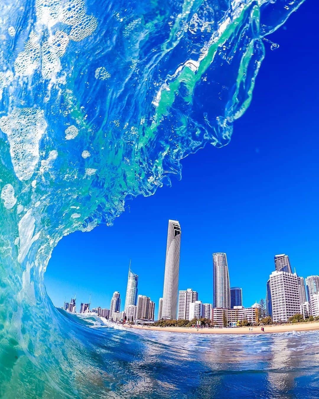 Australiaさんのインスタグラム写真 - (AustraliaInstagram)「@destinationgc sure knows how to make a splash! 💦 @mitchellpettigrew captured this epic perspective of #SurfersParadise, making this seaside spot look extra enticing! Known as ‘Surfers’ by the locals, you can’t miss this coastal hub of entertainment when visiting the #GoldCoast in @queensland. If you’re keen to catch a wave when visiting, this area boasts some of Australia’s most exhilarating swell. The barrelling waves peel the entire way from #Snapper to #GreenmountBeach, making this break a must-do for serious #surfers! #seeaustralia #thisisqueensland #destinationgoldcoast #surfersparadise #holidayherethisyear」10月16日 4時00分 - australia