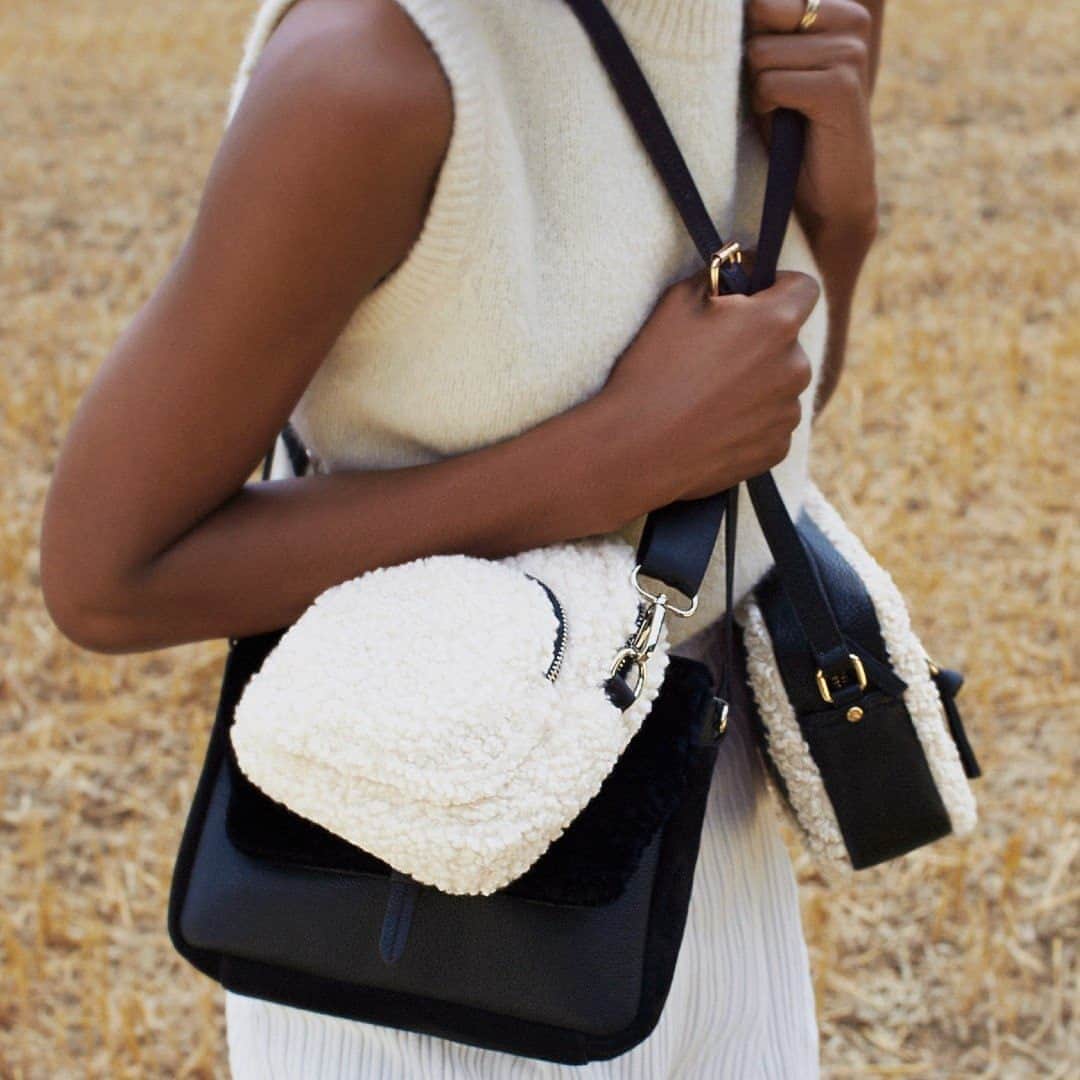アクセサライズのインスタグラム：「We’ve got a good shearling about today ... 30% off all bags, scarves & winter essentials  Tap the link in our bio to shop the look  #Accessorize」