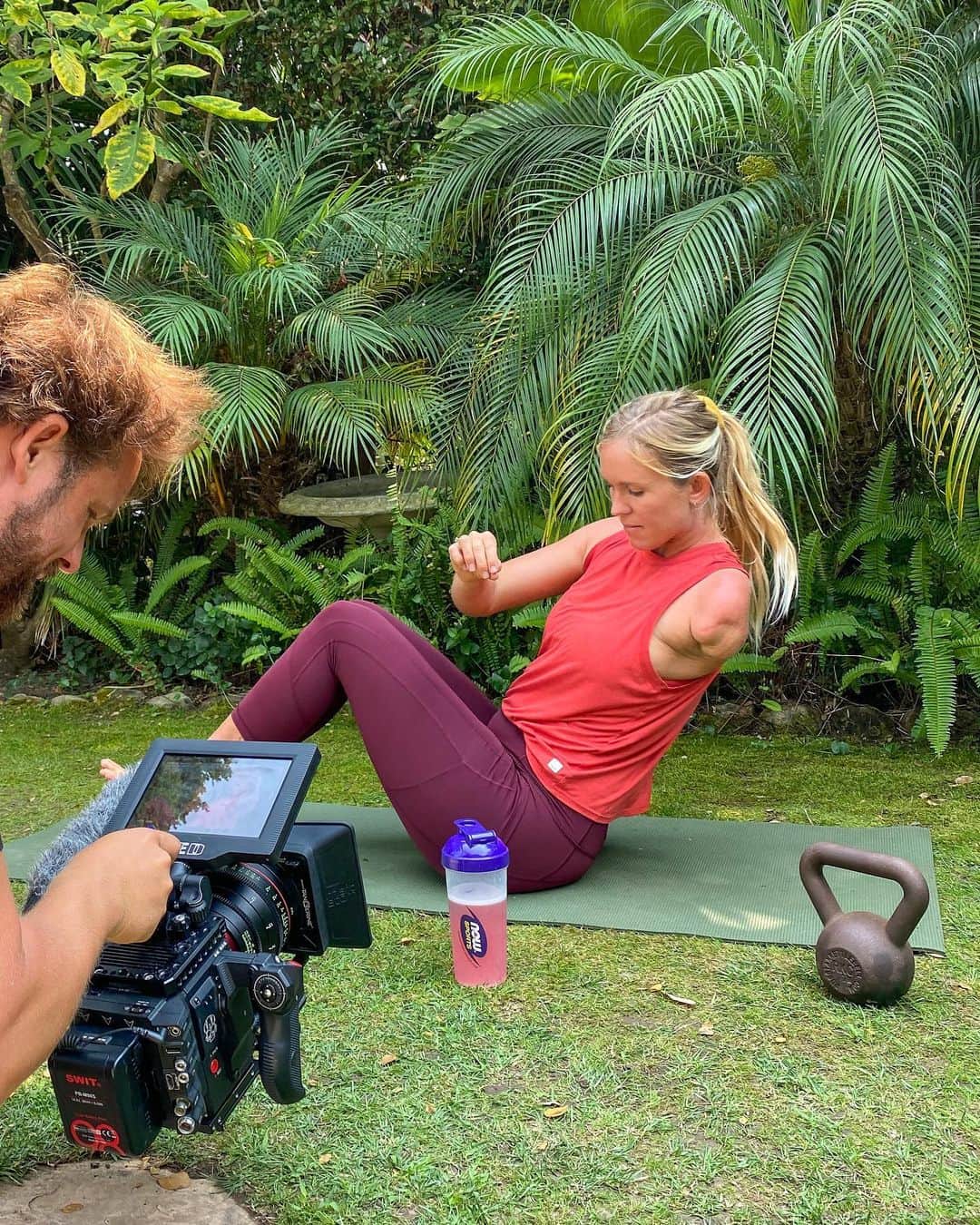 Bethany Hamiltonのインスタグラム：「Working up a sweat and getting my fuel on! 💪🏽💦😜 A couple of behind the scenes shots with @nowfoodsofficial for an upcoming video in the next few weeks. Can’t wait to share it with you all!!!  Check them out at nowsportsproducts.com 🤙🏽 Use the code BETHANY for 20% off! Expires 12/31/20 #NOWSportsStrong #NOWWellness」