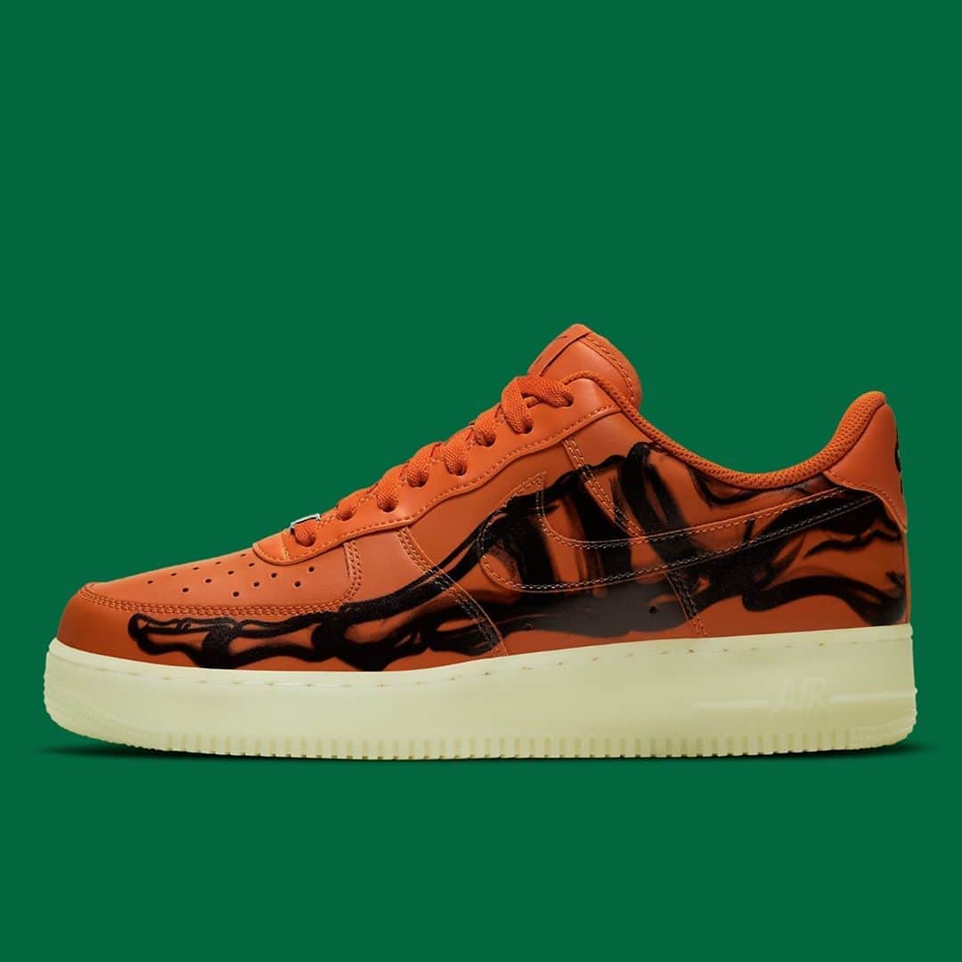 Sneaker Newsさんのインスタグラム写真 - (Sneaker NewsInstagram)「For the third year in a row, Nike is revisiting the Air Force 1 Low "Skeleton for Halloween, adding a pumpkin orange upper and glow in the dark soles. For a closer look, tap the link in our bio.」10月16日 4時02分 - sneakernews