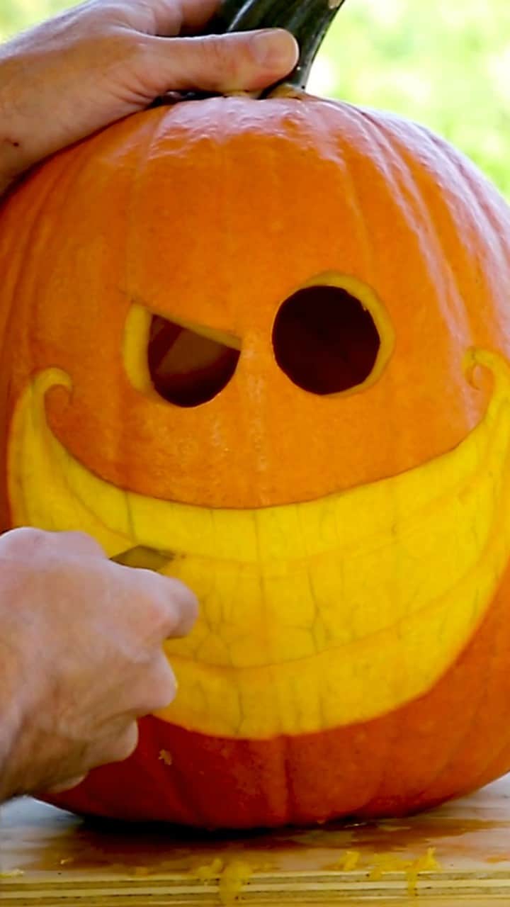 ニューヨーク植物園のインスタグラム：「Brush up on your pumpkin carving skills with @creativeworkshopnyc! . Make this the year you have the spookiest jack-o'-lantern on the block with the help of expert sculptor—and the winner of @FoodNetwork's "Halloween Wars"—Adam Bierton. Working from our Edible Academy, he shares the tips and tricks you need to step up your game and create a work of creepy botanical art. Hit the link in our bio to explore everything the Garden has to offer this season, from pumpkin carving tips to fall recipes to decoration ideas. . #plantlove #nybgathome #museumfromhome #culturefromhome」