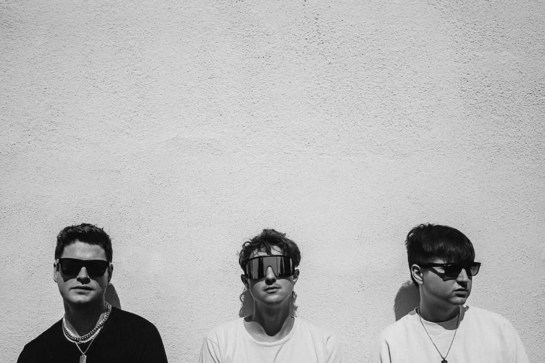 のインスタグラム：「The boys and I have some big things happening this month. Bigger thank my glasses if you can believe it. 😎」
