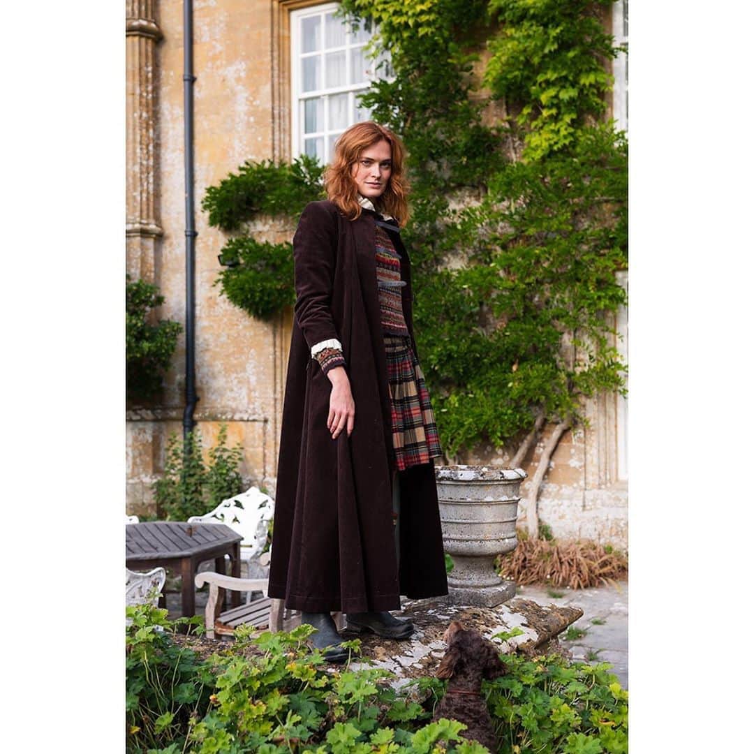 のインスタグラム：「The divine Kilty Coat. Made from cosy cord. @christina_strutt @scottlongjphoto @vcjobb @just_belle 🍁🍂 #madeinengland #shoplocal #buybetterbuyless #ootd #wintercoat #cabbagesandroses #cabbagesandrosesfashion #bruton #somerset #cliftonmaybank #cliftonmaybankhouse」