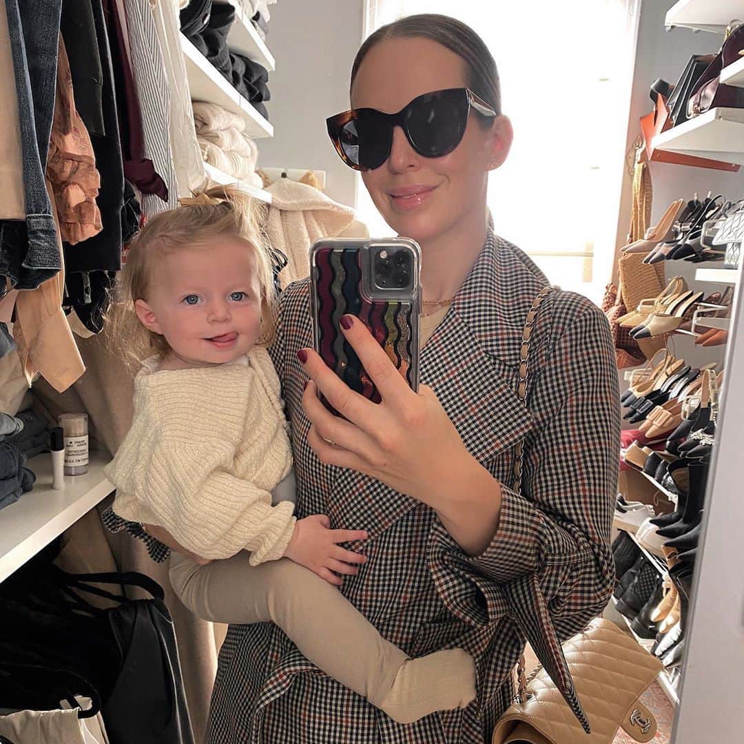 Helena Glazer Hodneのインスタグラム：「The guilty face of a girl who has decided that sleeping is no longer fun 😩 #sleepregression #almostoneyearold🎂」