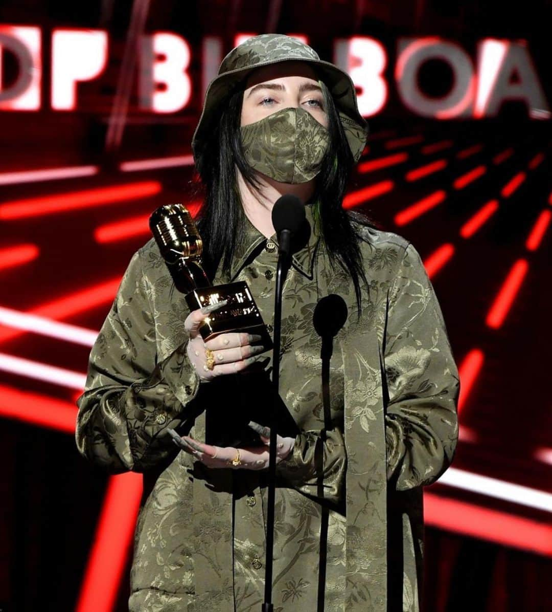 ビリー・アイリッシュさんのインスタグラム写真 - (ビリー・アイリッシュInstagram)「thank you billboarddd」10月16日 4時17分 - billieeilish