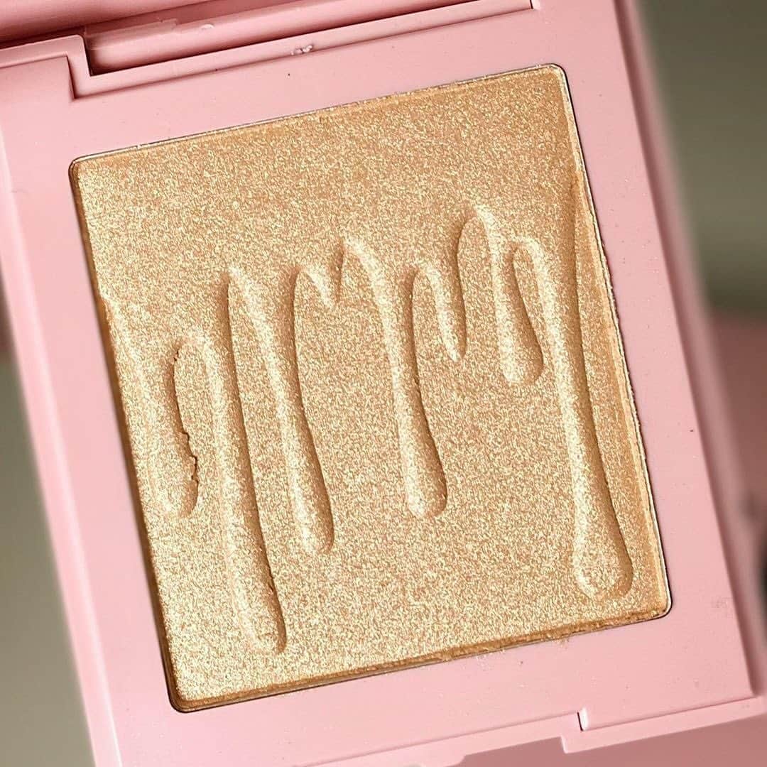 Kylie Cosmeticsさんのインスタグラム写真 - (Kylie CosmeticsInstagram)「sunday brunch 🌟 a bright champagne gold that's perf for your day-to-day glow! shop now on kyliecosmetics.com 🤩 @mubyjulieth」10月16日 4時29分 - kyliecosmetics
