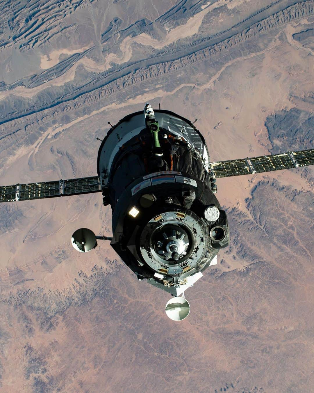 国際宇宙ステーションさんのインスタグラム写真 - (国際宇宙ステーションInstagram)「The Soyuz MS-17 spacecraft, with the Expedition 64 crew inside, approaches the space station for a docking on Oct. 14. Six space station residents will spend a week working together in low-Earth orbit before splitting up on Oct. 21. As the new Expedition 64 trio gets used to life in space, four more astronauts are planning to join them in November. #nasa #roscosmos #soyuz #international #space #station」10月16日 4時22分 - iss