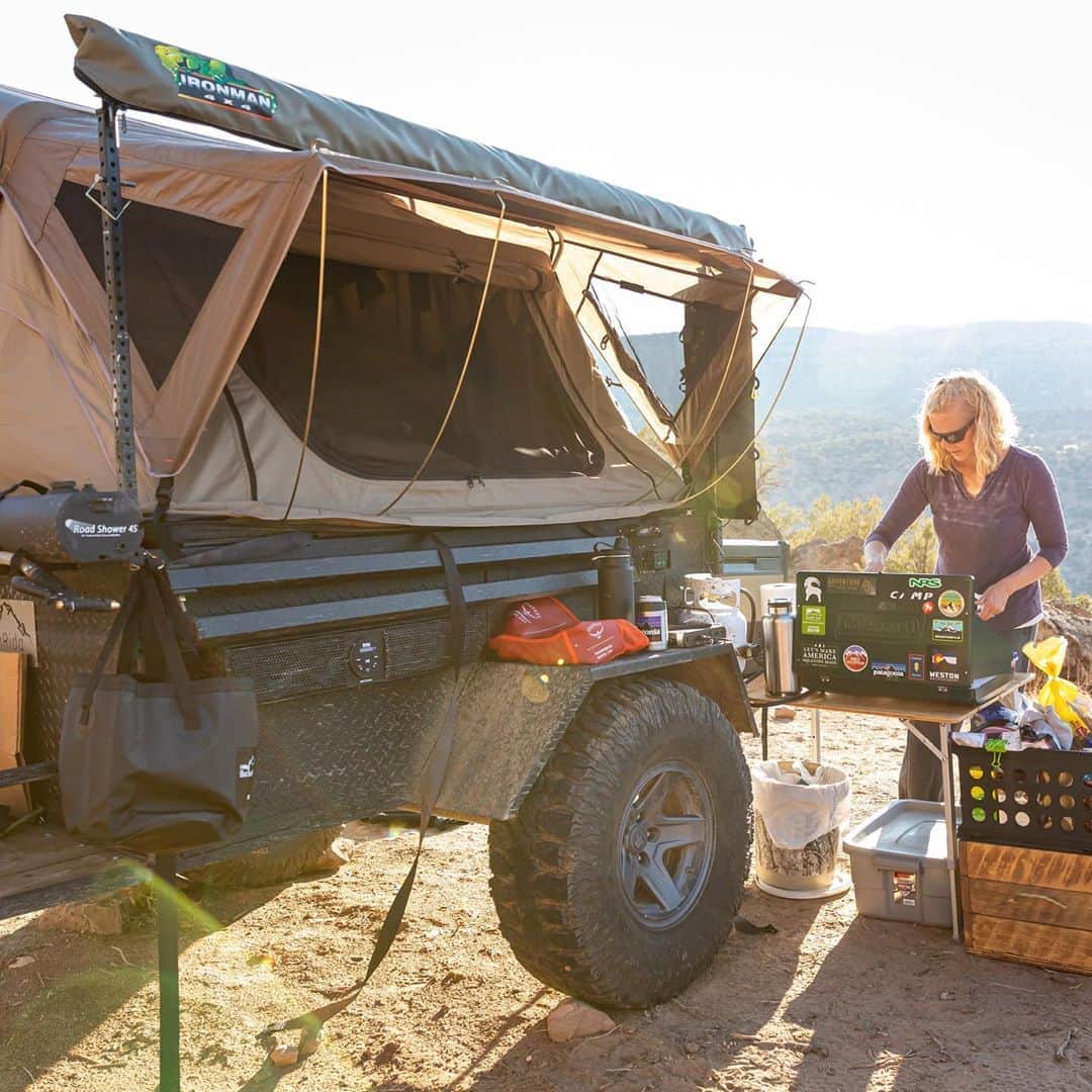 のインスタグラム：「“Meet me in the middle of your story when the soul is worn but wise.” We caught up with our friends at @ironridg.trailers for a backyard adventure. Check out our story for the highlights and visit their new website to start customizing your next adventure! 📷 by: @danholzphoto  #ospreypacks #offroading #jeeplife」