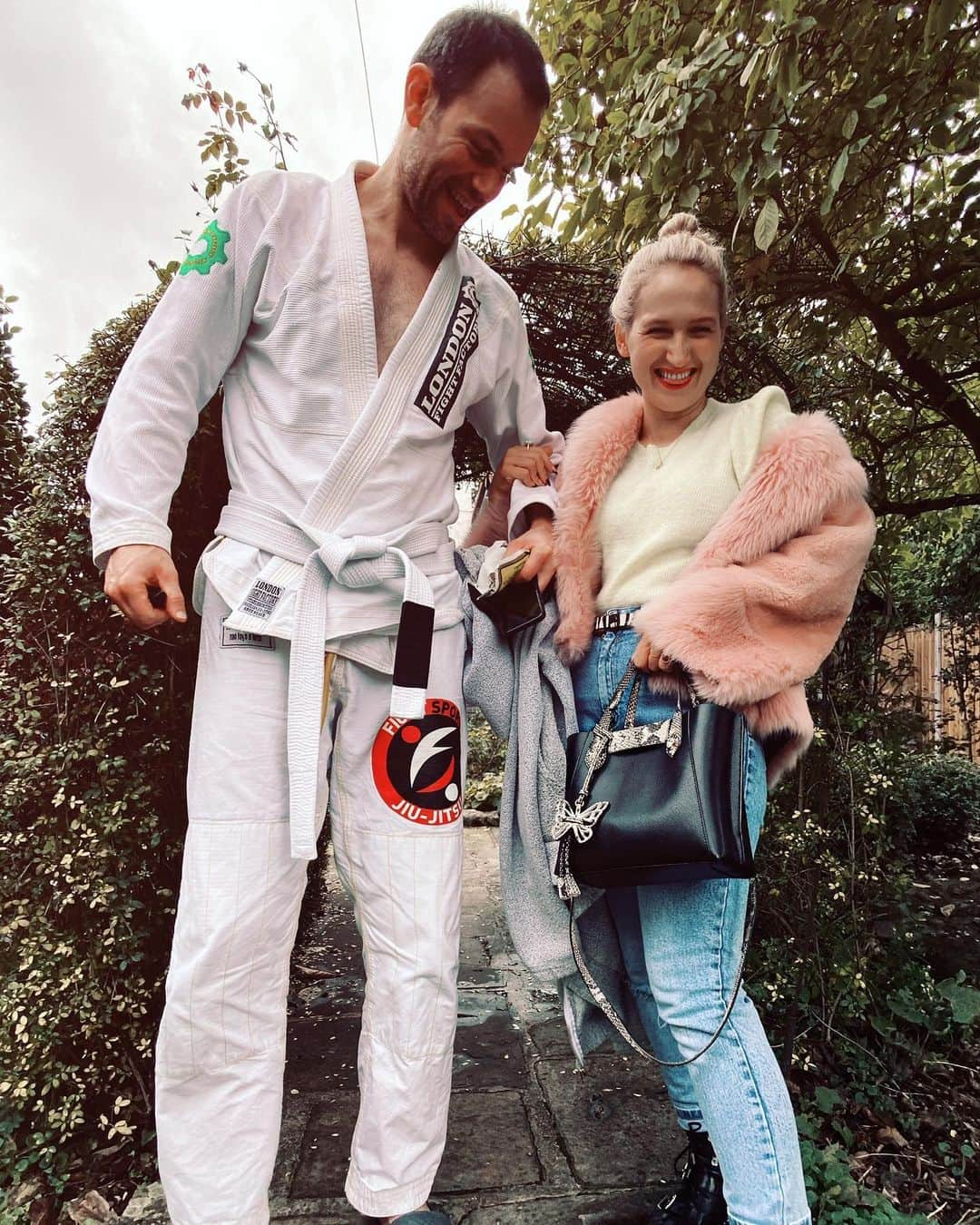 SOPHIA WEBSTERさんのインスタグラム写真 - (SOPHIA WEBSTERInstagram)「#OutfitOfTheDay 💖 ft. a photobombing husband @bobbystockley & @riorococo caught snoozing on my faux fur 🐶💤⁣⁣ S x ⁣⁣ 🥾- Ziggy' biker boot  👛- mini 'Hola' tote ⁣ #SophiaWebster #SophiaInSophias #SophiaWebsterBags」10月16日 4時32分 - sophiawebster