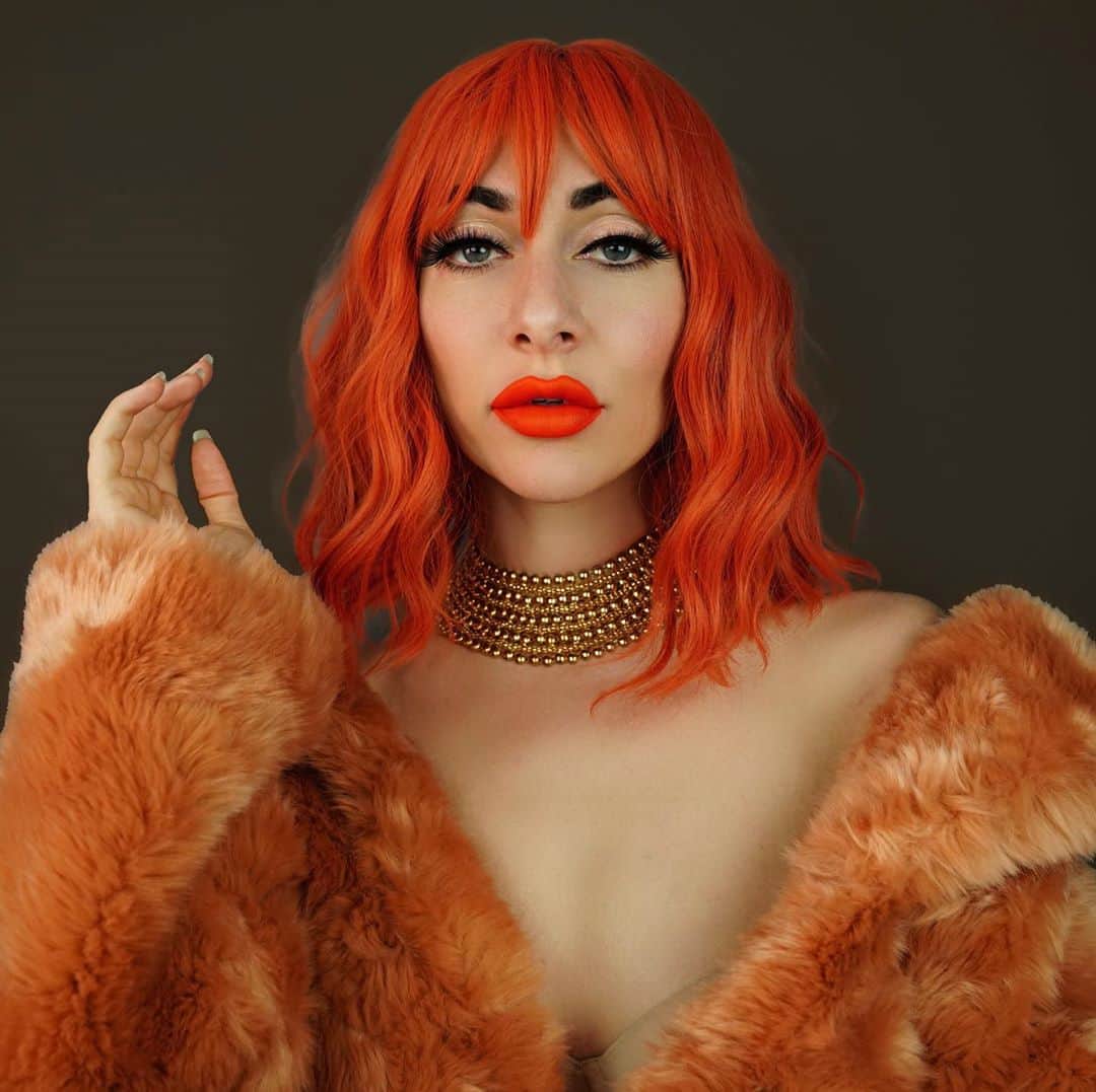 カーミンのインスタグラム：「ugh I love to dress up & create fantasies #halloQVEEN is my fav holiday 🎃 follow my makeup brand @qveenstudio for the vibes & show us ur best look 👀 somebody’s winning all cosmetics from this pic」