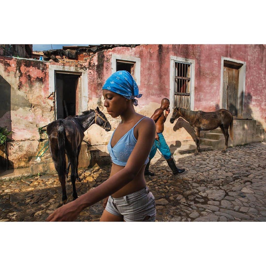 スティーブ・マカリーさんのインスタグラム写真 - (スティーブ・マカリーInstagram)「Horse stables on the street, #Trinidad, #Cuba, 2015.  #SteveMcCurry」10月16日 4時57分 - stevemccurryofficial