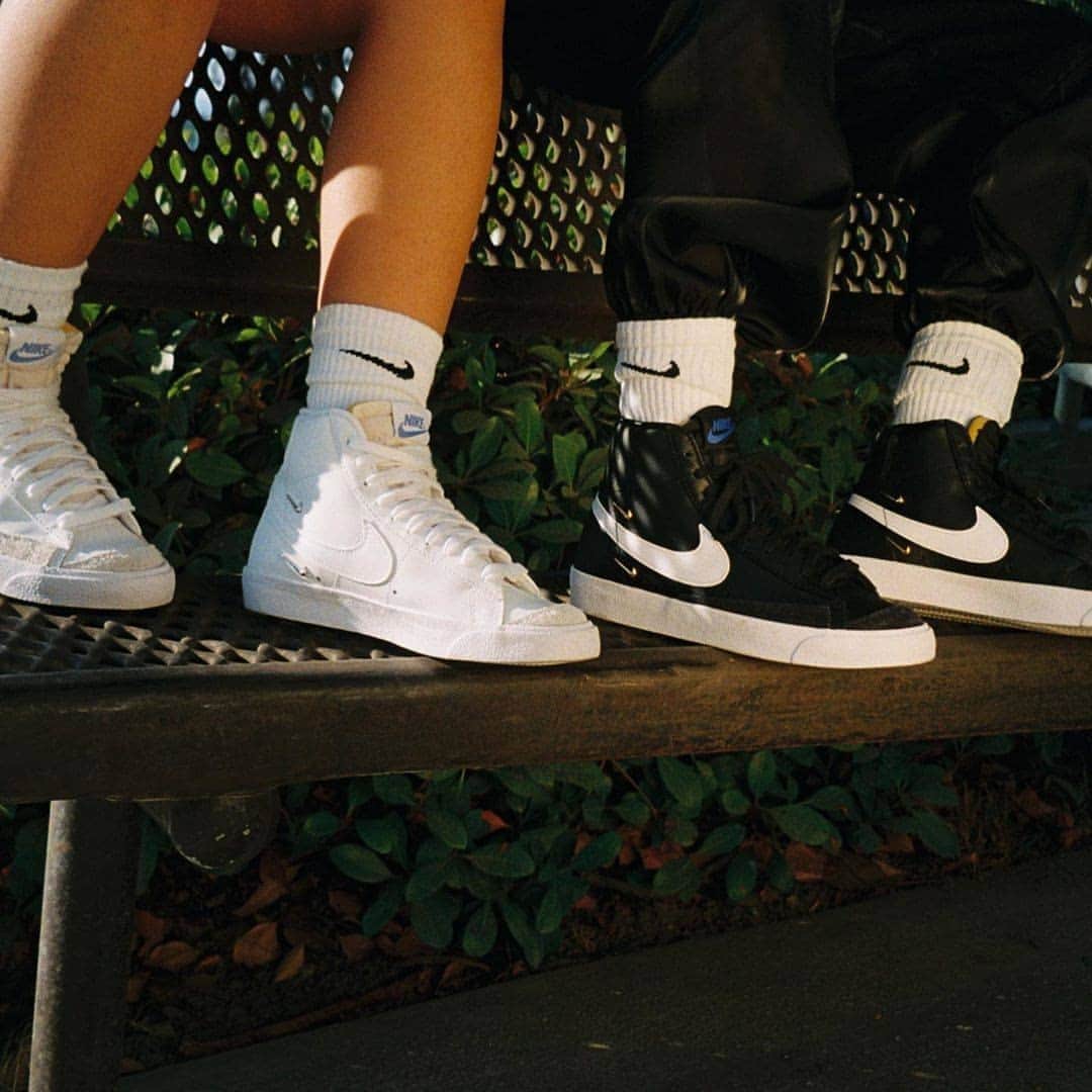 Foot Lockerさんのインスタグラム写真 - (Foot LockerInstagram)「NOW AVAILABLE! 🏀 Nike Blazer Mid ‘77s in Black and White part of the Sisterhood Collection 🖤👟🔥 #RECROOMCREW」10月16日 5時00分 - footlocker