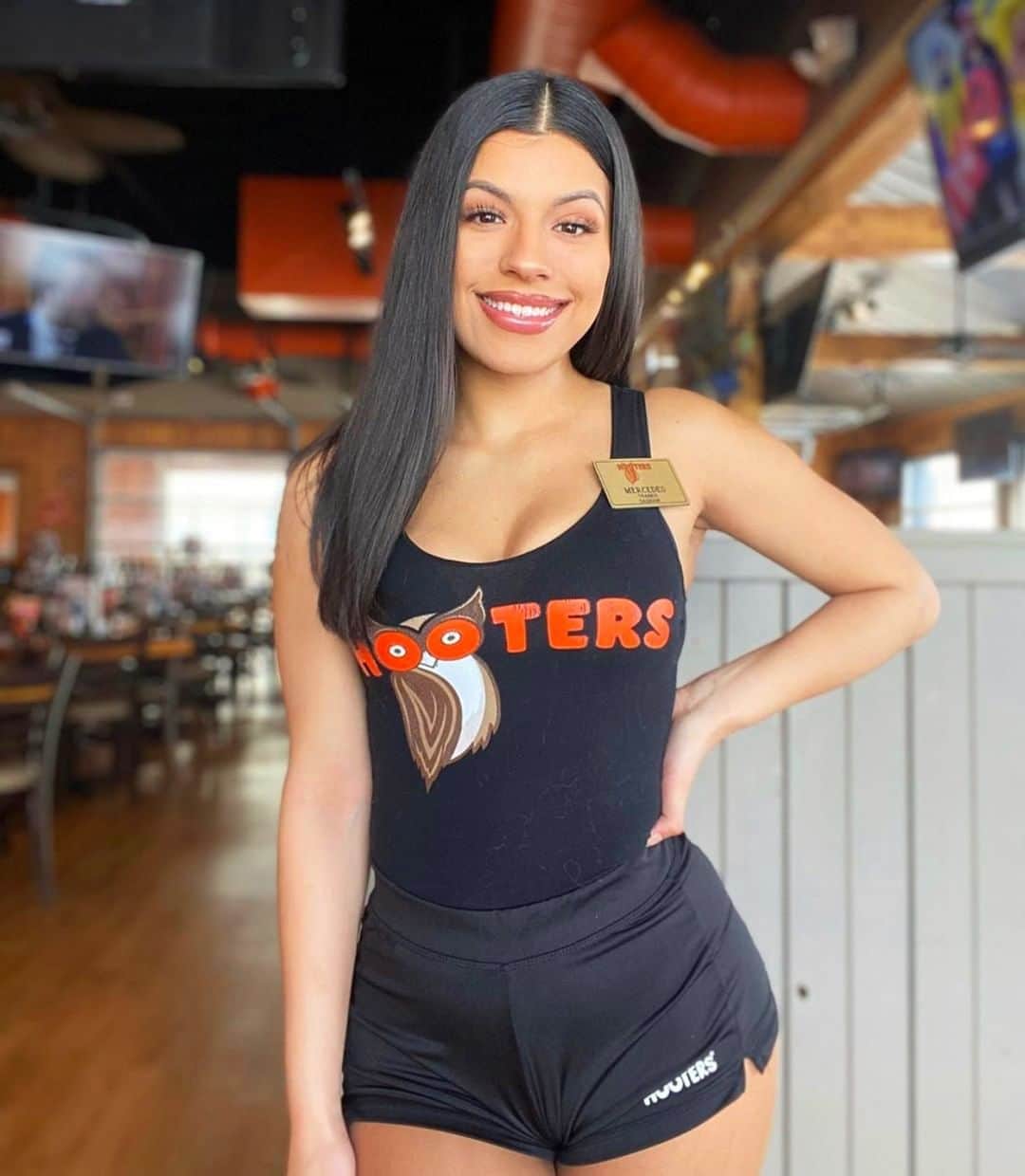Hootersさんのインスタグラム写真 - (HootersInstagram)「Once a Hootie, always a Hootie. 🧡」10月16日 5時00分 - hooters