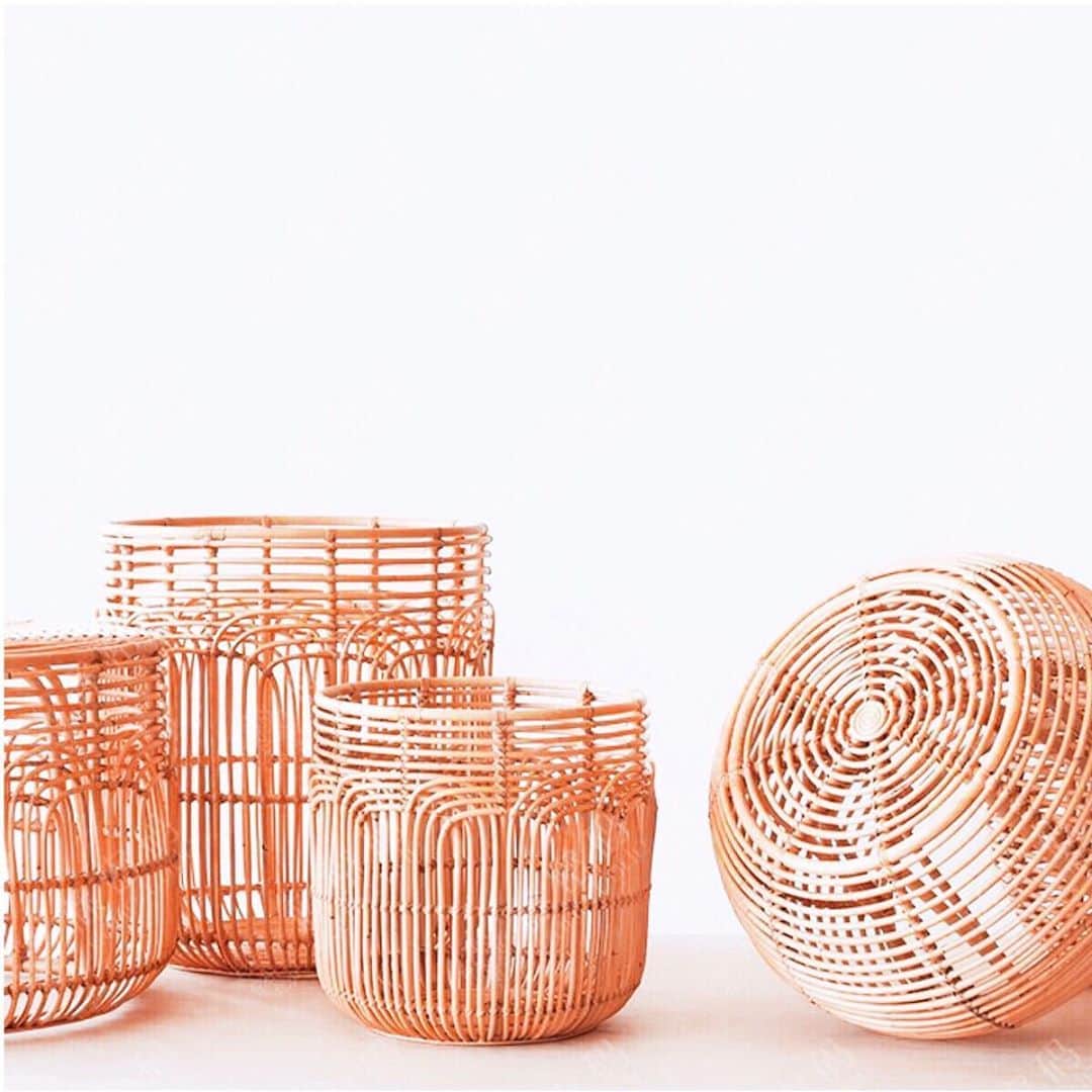 チップ＆ペッパーのインスタグラム：「Rattan storage baskets - both stylish and highly functional. #stylraven  . . . . . . . . . #interior #morninglight #apartmenttherapy #scandi #interior4all #americanstyle #woodenhouse #interior123 #interior4inspo #interior_delux #interiordesign #myinterior #bohostyle #hangingchair #swing #industrial #scandinavian #mynordicroom #bohemian #natural #stylraven #farmhouse #minimalistic」