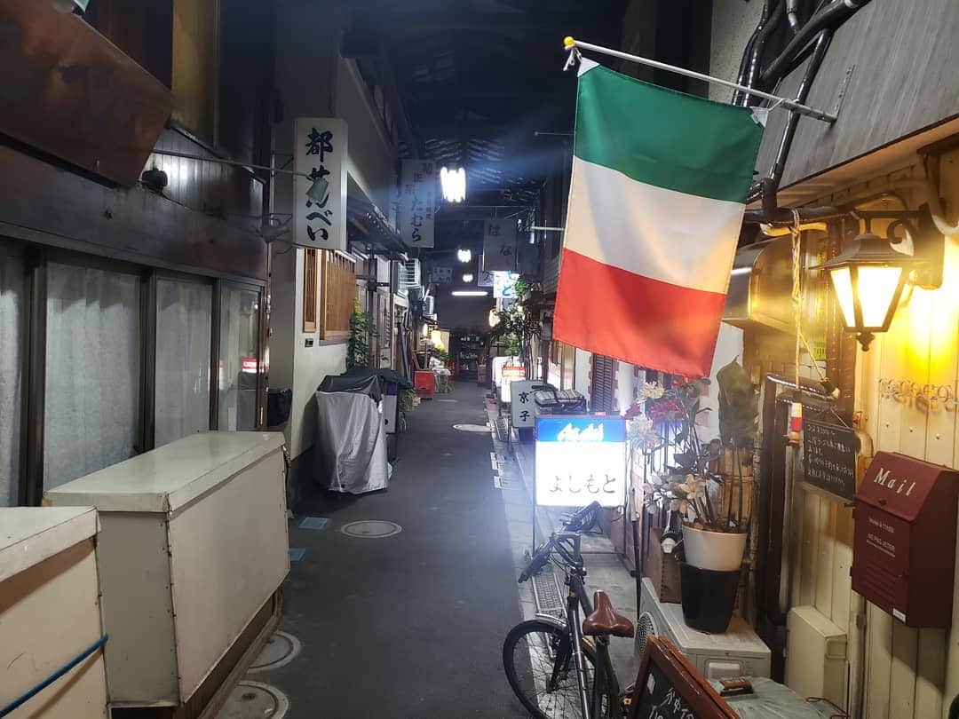 藤岡幸夫のインスタグラム：「昨晩は谷中で昭和の匂いと秋を満喫… 松茸のすき焼き他松茸づくし最高でした。一緒にいるのはそりゃあ今となってはあーた、かみさんです😅３１年間同じかみさん😆弟分夫婦と楽しかった👍  関西フィルクラウドファンディング返礼品リニューアル(藤岡エッセイ集、高級シャンプー、銀座かねまつのバッグ他)しました。覗くだけでも🙇‍♀️💦💦  当アカウントのプロフィールのファンサイトのURLから入れます😆」
