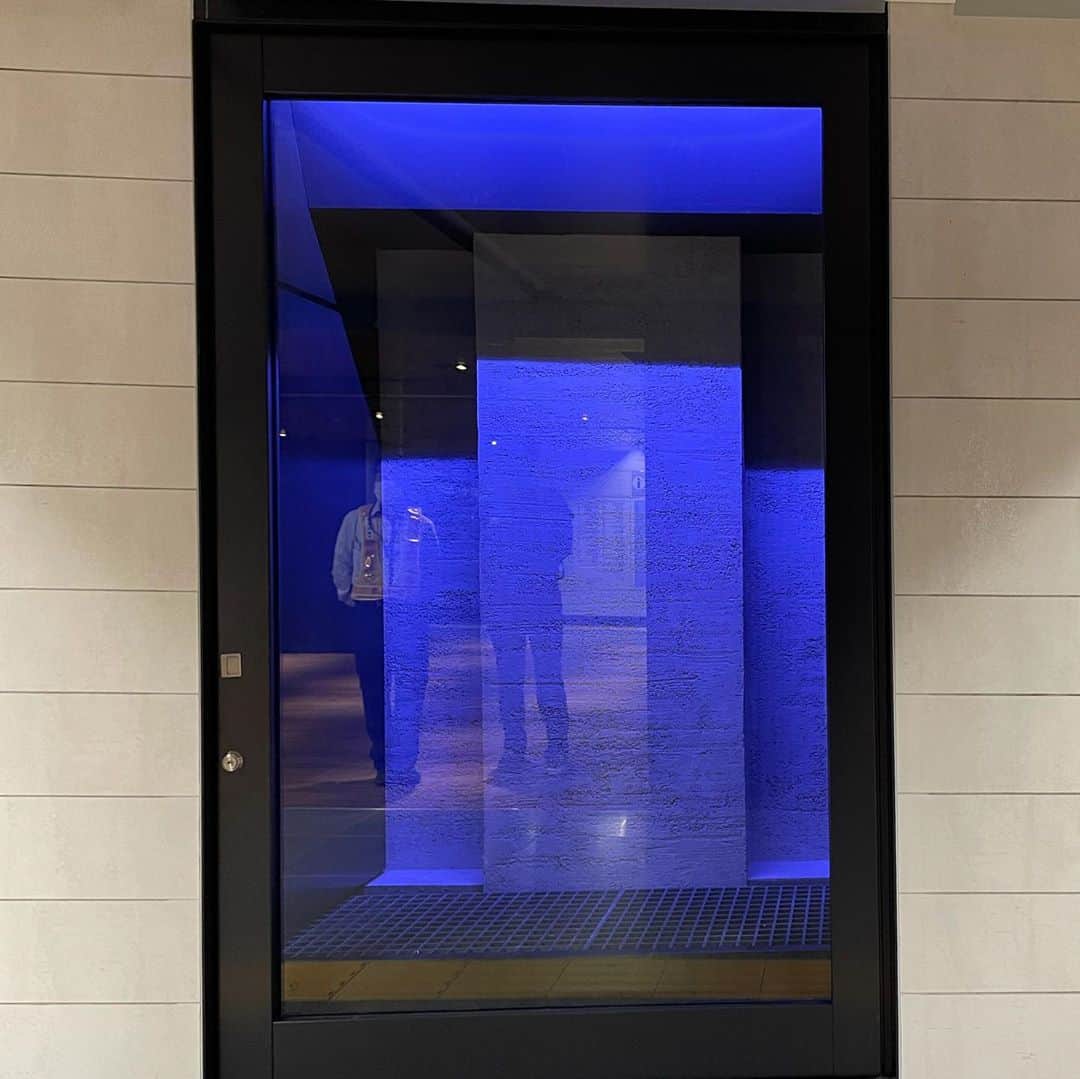 林信行さんのインスタグラム写真 - (林信行Instagram)「銀座駅が今日の始発からリニューアルオープン。  Ginza station, the oldest metro station in Japan has a fresh new look. Shiseido has donated a public art called “Crystal of Light” by Tokujin Yoshioka to the station that represents “decency, elegance and luxury.”  「上品さ、優雅さ、高級感」をキーワードにした、この駅に吉岡徳仁さんによるパブリックアートが、この地で創業した資生堂からの寄贈という形で設置されることになりました。 　吉岡さんが２年半かけてつくったのは636個のズッシリと重いクリスタルがきらめく重さ２トンの光の彫刻「Crystal of Light（光の結晶）」。 　「地球に生きるものとして世界がひとつになる」という平和への願いを込めて、実は世界地図をモチーフにしていると言います。クリスタルはいくつか形のパターンがあるのですが、これを並べるときに、メルカトル図法の日本でお馴染みの世界地図をモチーフに配置を考えたというもので、目を凝らしても世界地図が浮かび上がってくるわけではありませんが、背景を聞いて１つ１つのきらめきが世界中に散らばったステキなことに取り組んでいる人たちのようにも感じられました。 　銀座と言えば、1934年、日本最古の地下鉄、銀座線の名前にもなっている駅で、今日でも東京メトロの駅で乗降者数は４番目。 　この駅を終電から始発までの、わずかな時間などを使ってコツコツとリニューアルを行なってきて、ようやく公開されたのが今日ですが、まだ出入口などリニューアルが終わっていない箇所もあり、すべてのリニューアルが終わるのは2023年の予定ということでした。 　では、今回のリニューアルで、何がどう変わったのか？この駅に乗り入れるのは銀座線、丸の内線、日比谷線の３路線。今いるのがどの路線の駅かわかりやすいように銀座線は「GINZA」の「G」の文字を元にした丸く黄色いロゴ「レモンイエロー」、丸の内線は「M」の真ん中を切り取った三角形をモチーフにしたチェリーレッド、そして日比谷線は「H」をかたどった四角いシルバーホワイトという模様をつくり、これが柱などに散りばめられ、天井も丸、三角、四角の形が埋め尽くすという頭上のサインを見ても迷う海外からの訪日観光客らにもわかりやすく、バリアフリーな駅にすることを目指している。 　その１つの象徴とも言えるのが、各路線の一番大きい改札のところにある「オリエンテーション」という頭上絵。これが頭上にどんな建物が立っているかを表しており、銀座の地上の様子には詳しいが、地下街は苦手という人にも良い空間認識のヒントを与えている。 　また日本でもっとも歴史がある地下鉄駅ということもあり、銀座線のホームでは壁一面に、この駅の歴史がわかる写真年表が掲げられるようになった。 　この他にも、壁を無駄なポスター広告で埋める代わりに、ところどころに創業当時の銀座駅の躯体（くたい）を覗かせる光箱を用意したり、地上の出入口も、その出入り口から一番近い地下鉄のラインカラーでライトアップするなどの変化が。 　私が好きな地下通路のギャラリーも少し広くなり、ビジネスマンが立ち止まってメールなどを書けるスタンディングのワークスペースも設置されている（天井と床に不燃木を使った優しい見た目になっている）。 　今日、銀座に出勤の人は、ぜひ少し早めに出発して新しい駅を眺めてみよう。 　なかなか銀座に行く機会がない人は、これをいいわけに帰りに寄り道をしてみよう。  #GinzaStation #銀座駅 #TokyoMetro #東京メトロ #CrystalOfLight #光の結晶 #TokujinYoshioka #吉岡徳仁 #Shiseido #資生堂」10月16日 5時11分 - nobihaya